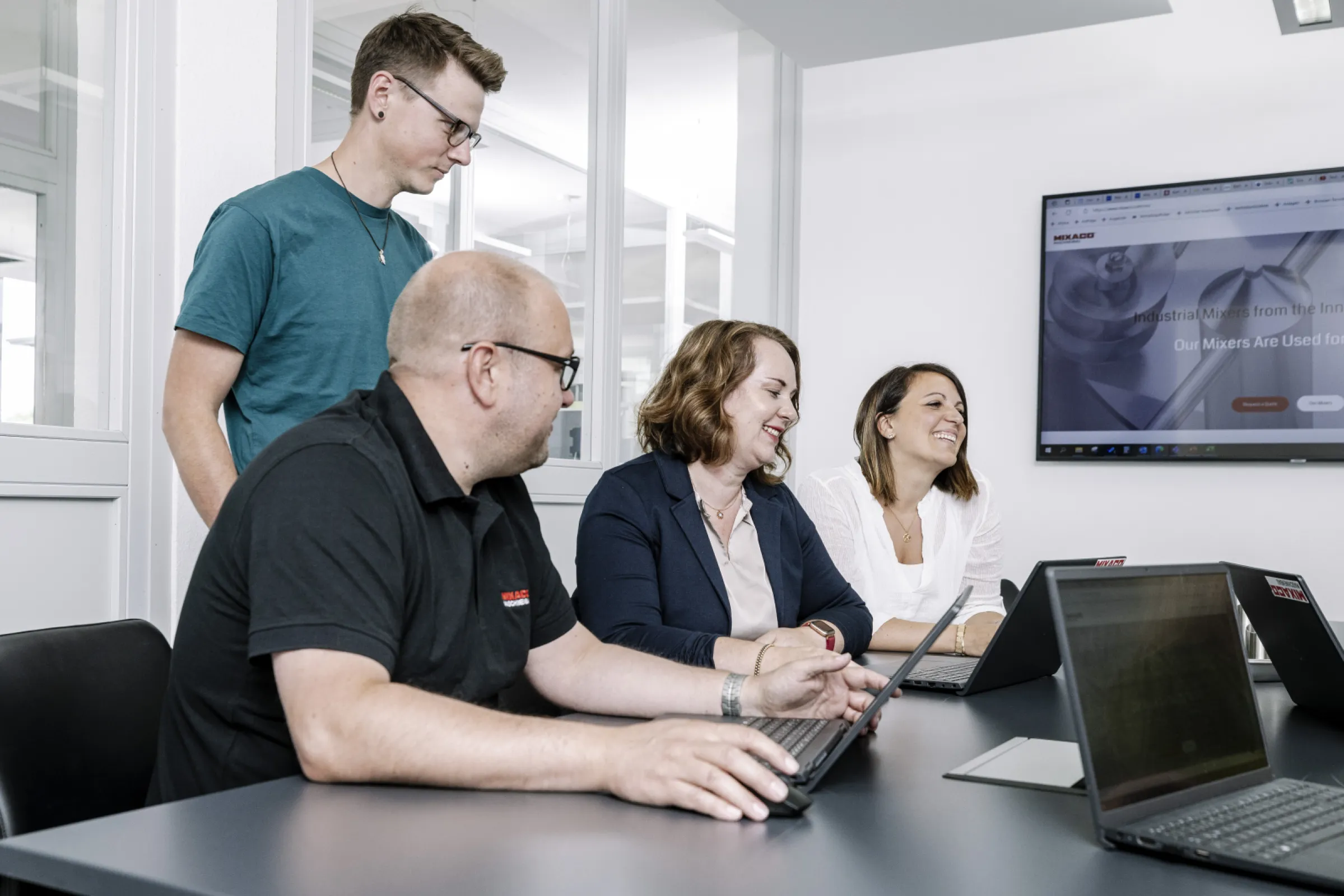 MIXACO Teamwork in the Office