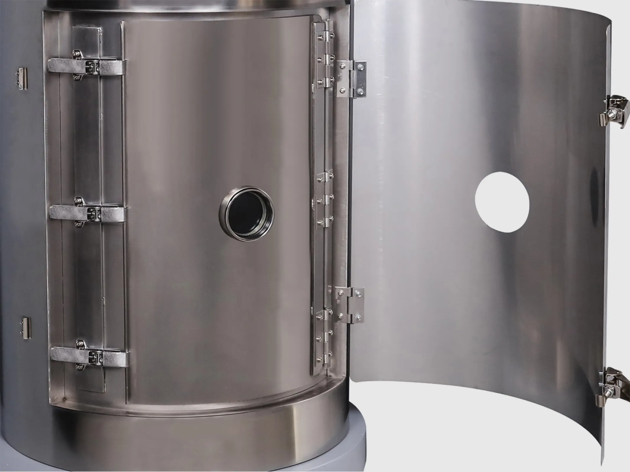 sCOMPACT - large cleanout door, quick cleaning through easy access.