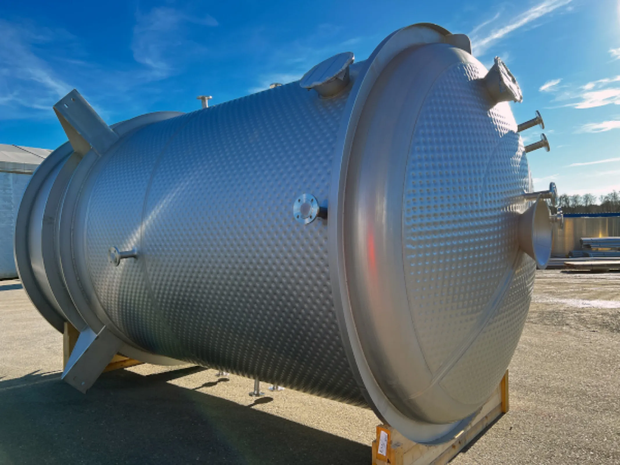 Heating and cooling tank