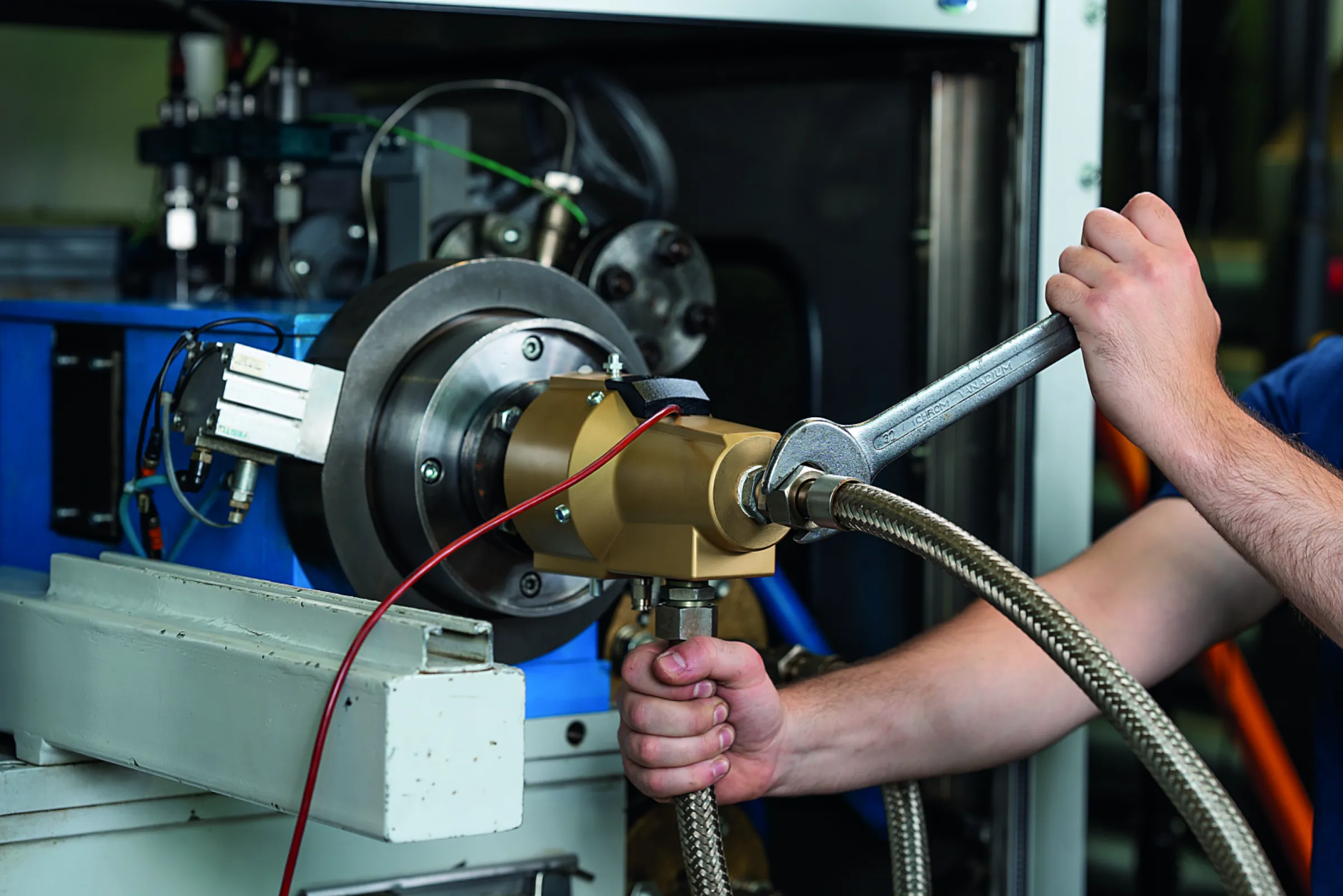 "Precision under test!" A DS rotary joint on the test bench – ensuring top quality through rigorous testing.