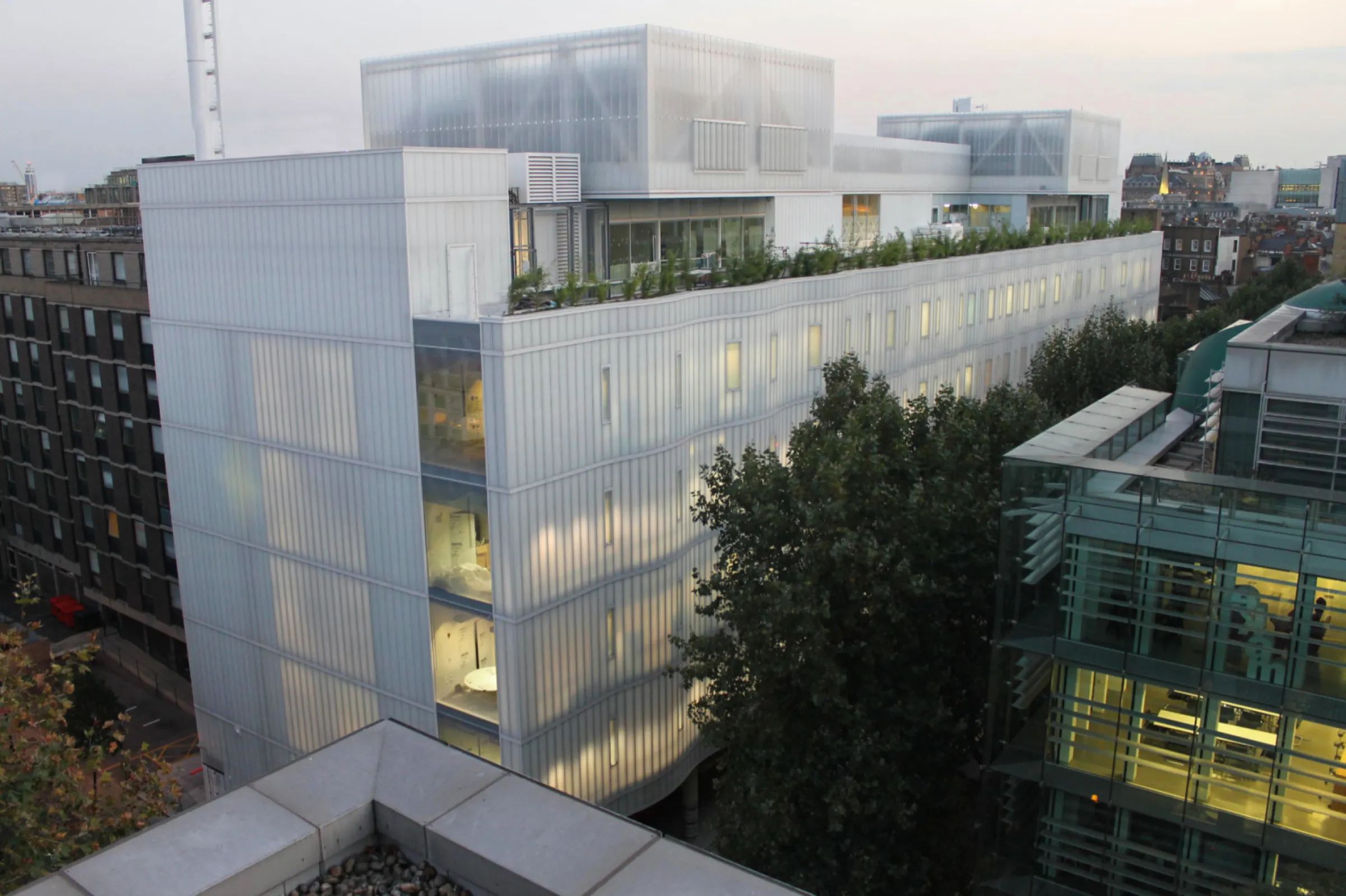 Sainsbury Wellcome Centre, London/England - LINIT®EcoGlass P 40/60/7, low iron, solar, TCH (toughened, color ceramic frit, heat-soak-test), in combination with translucent insulating material (TIM)
