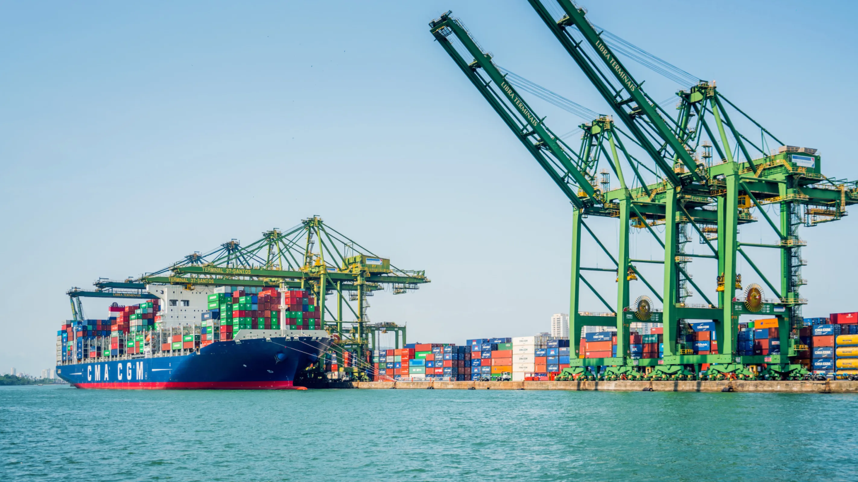 We safely transport sea freight shipments to any destination – as one of about 571,000 TEUs each year, as part of a combined LCL shipment or using special transport for oversized loads.