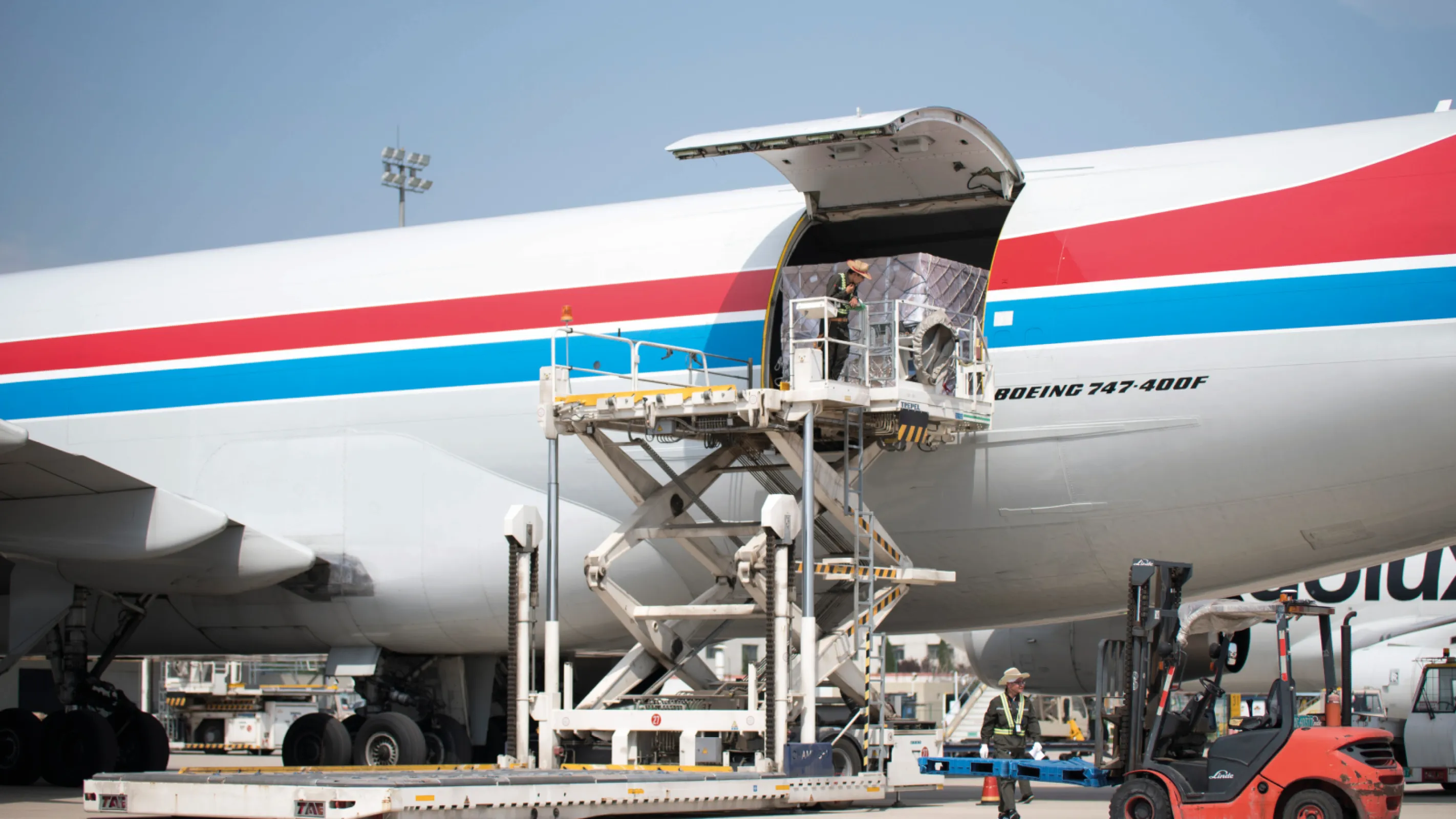 Air Freight around the world: we bring your shipments to any destination quickly and on time – even when things do not run as planned. As a global air freight specialist, we offer regular flight connections between every important commercial destination in the world. Air Freight around the world: we bring your shipments to any destination quickly and on time – even when things do not run as planned. As a global air freight specialist, we offer regular flight connections between every important commercial destination in the world.