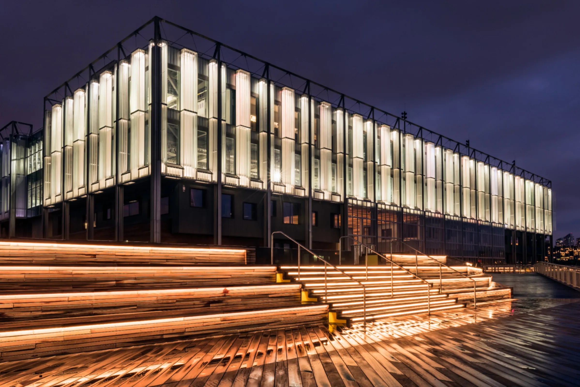 Pier 17, New York/USA - LINIT®EcoGlass P 26/90/7, low iron, solar, TSH (toughened, sandblasted, heat-soak-test)