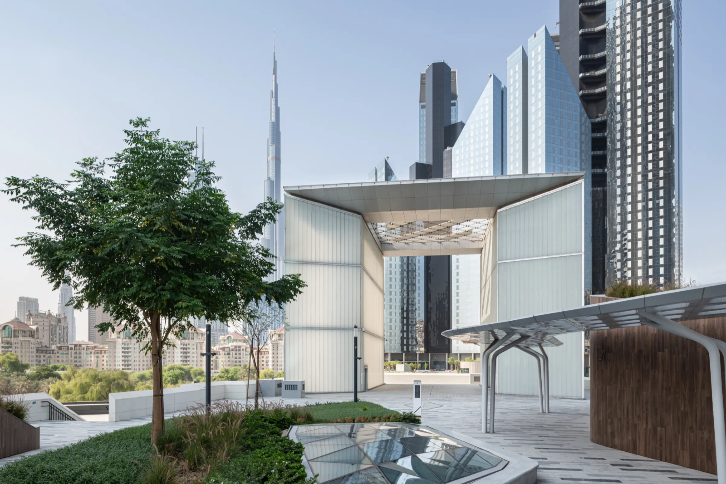 Gate Avenue at DIFC, Dubai/UAE - LINIT®EcoGlass P 40/80/7, low iron, cord, TCH (toughened, color ceramic frit, heat-soak-test); LINIT®EcoGlass P 40/80/7, low iron, cord, W1.7, TH (toughened, heat-soak-test)