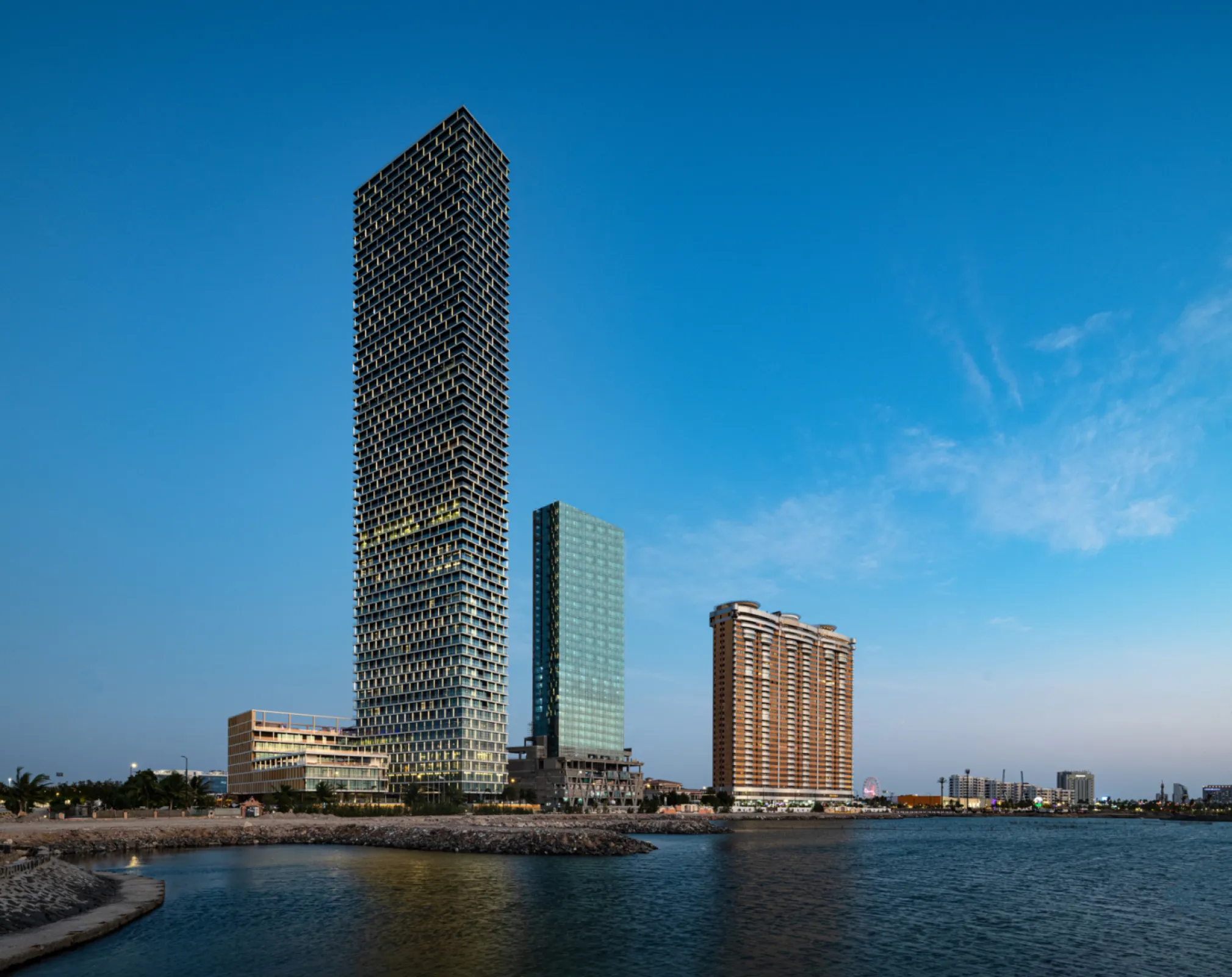 Burj Assila, Shangri-La Jeddah Hotel, Jeddah, Saudi Arabia - LINIT®EcoGlass P 26/60/7, low iron, cord, TH (toughened, heat-soak-test) - Special application as lighting elements: Flange on flange, protruding from the facade