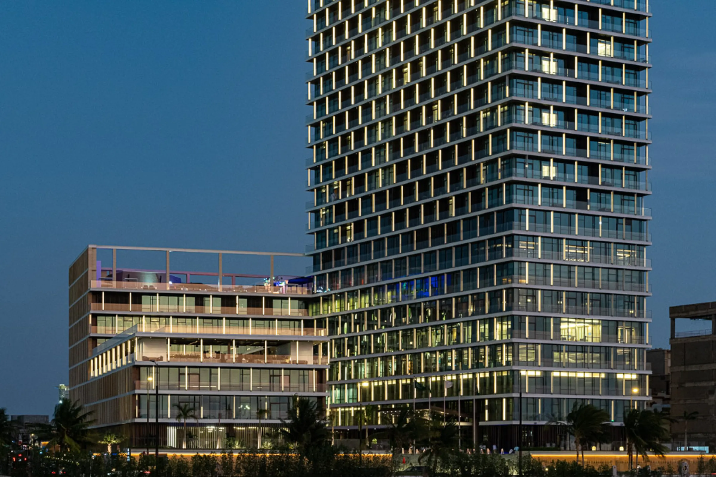 Burj Assila, Shangri-La Jeddah Hotel, Jeddah, Saudi Arabia - LINIT®EcoGlass P 26/60/7, low iron, cord, TH (toughened, heat-soak-test) - Special application as lighting elements: Flange on flange, protruding from the facade Burj Assila, Shangri-La Jeddah Hotel, Jeddah, Saudi Arabia - LINIT®EcoGlass P 26/60/7, low iron, cord, TH (toughened, heat-soak-test) - Special application as lighting elements: Flange on flange, protruding from the facade