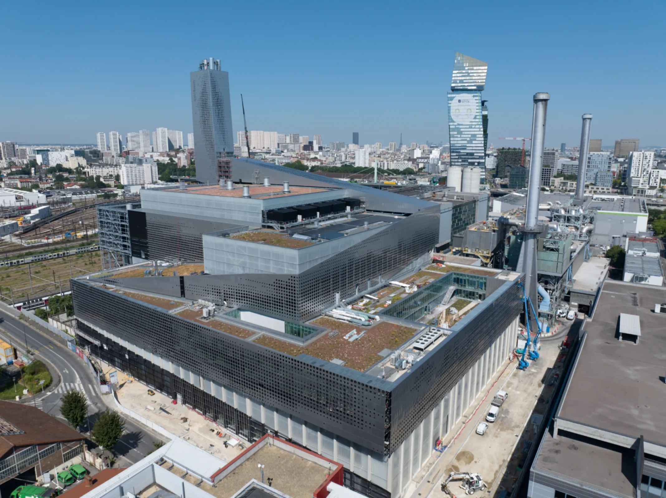 Waste-to-energy plant Syctom Ivry, Paris 13, Ivry-sur-Seine, Paris/France - LINIT®EcoGlass P 26/60/7, low iron, clarissimo, TH (toughened, heat-soak-test); LINIT®EcoGlass P 26/60/7, low iron, clarissimo, S (sandblasted), TH; LINIT®EcoGlass P 26/60/7, low iron, clarissimo, wired, S