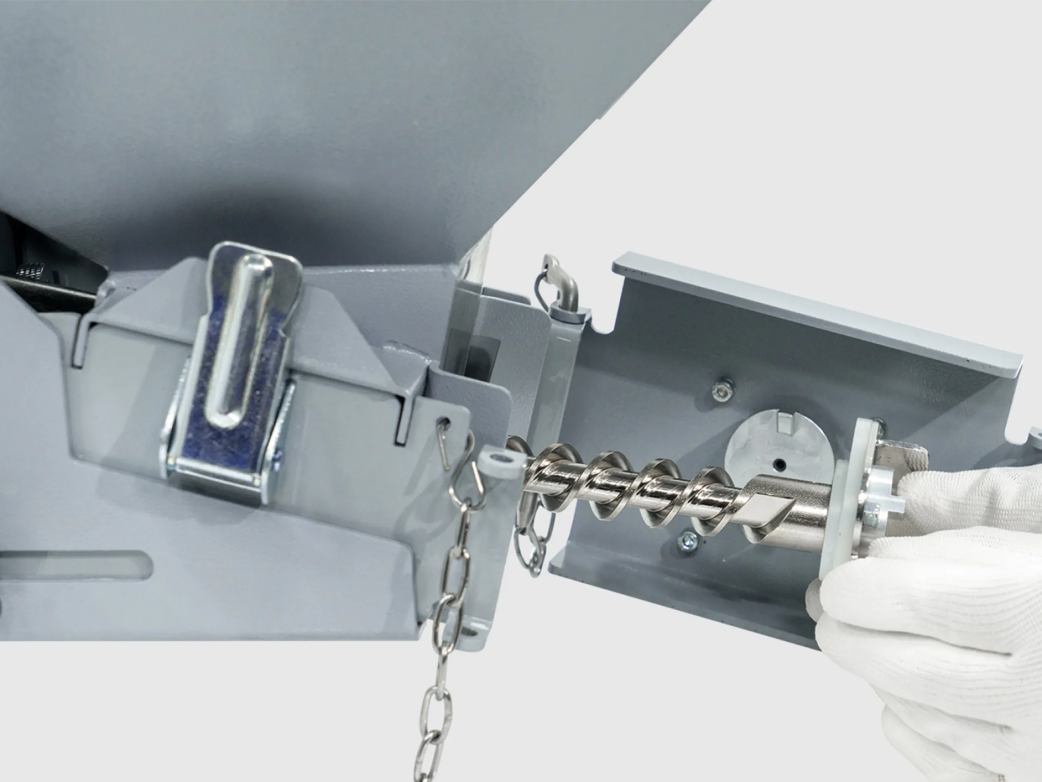 Angled dosing screws