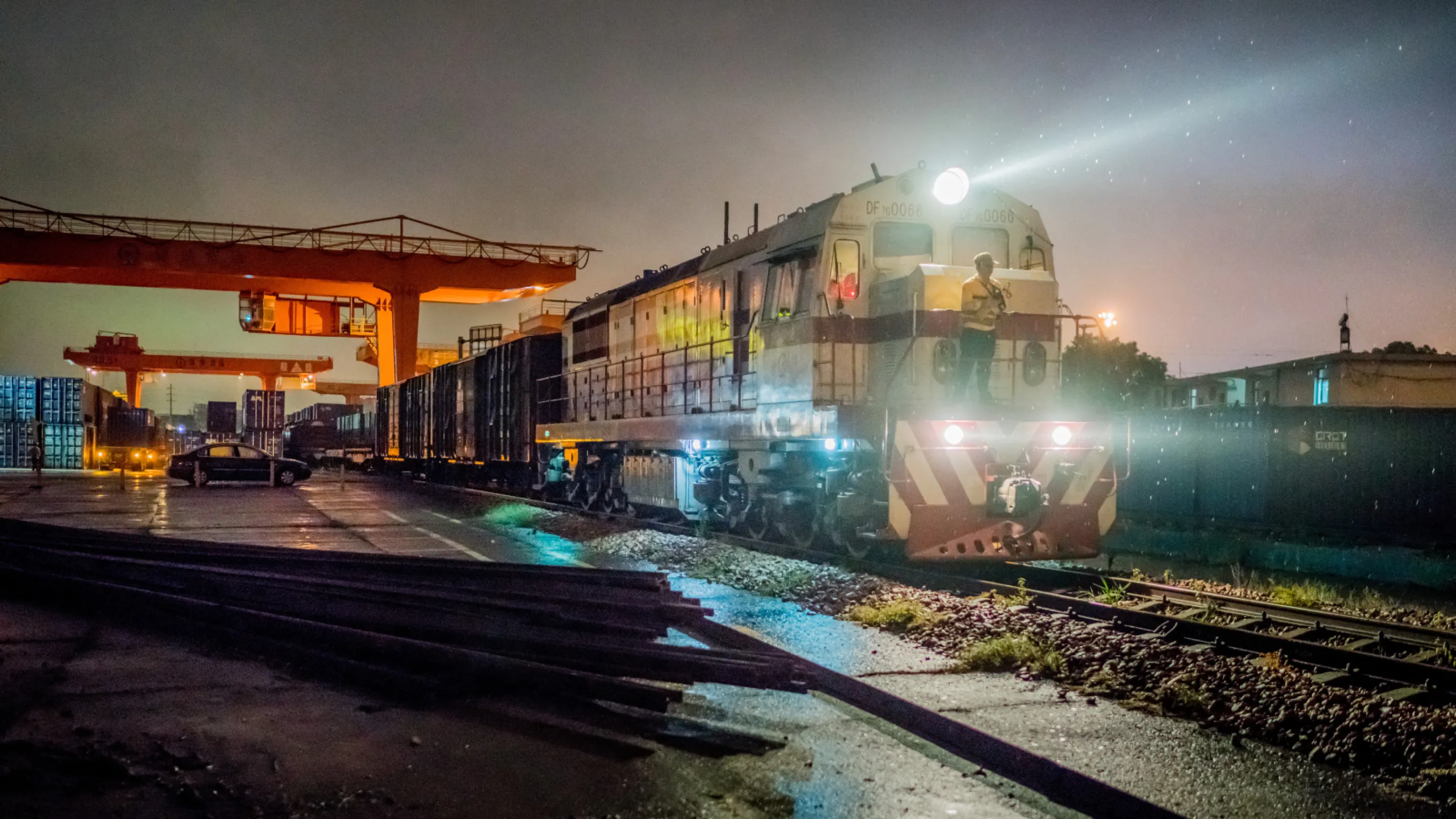 A comparison of the different modes of transport in terms of processing, handling and documentation shows that the China Rail Service offers an equivalent alternative to transport by ship or aircraft.