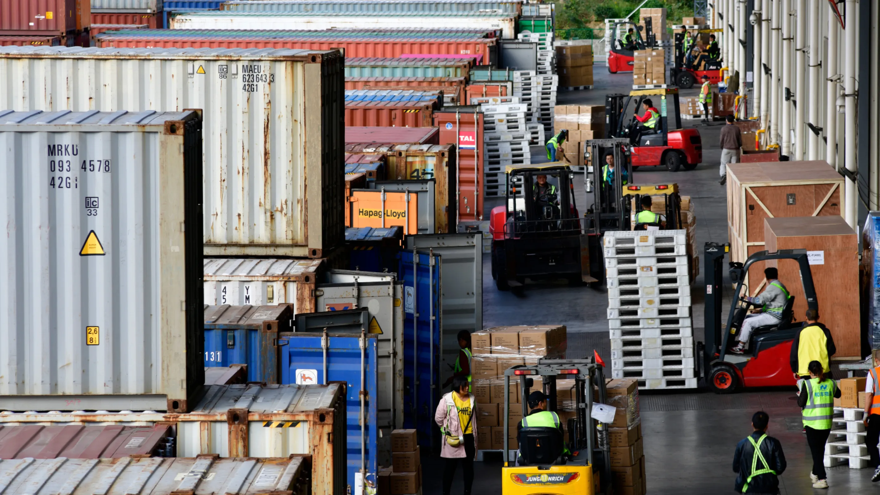 The Logwin LCL/LCL consolidation hubs bundle the shipments for the destination and surrounding countries. Our seafreight hubs serve close by destinations including gateways and Hinterlands.