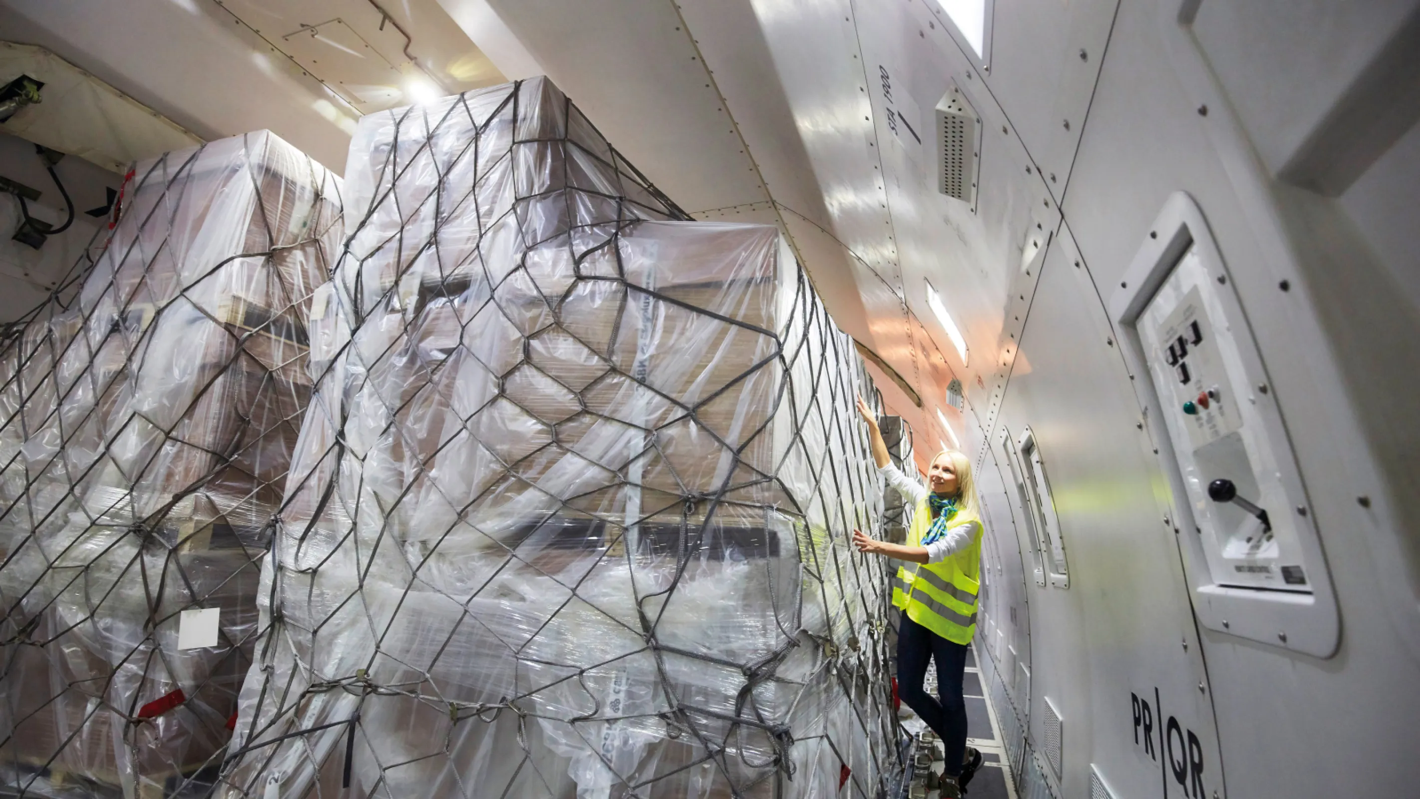 Large, heavy, urgent? Whenever shipments become a challenge, we draw on our extensive experience and expert knowledge. We ship entire factory systems and coordinate the combined delivery of all individual items on-site. We safely deliver sensitive high-tech equipment for further processing or transport ship propellers weighing more than 20 tonnes to the shipyard by air. Large, heavy, urgent? Whenever shipments become a challenge, we draw on our extensive experience and expert knowledge. We ship entire factory systems and coordinate the combined delivery of all individual items on-site. We safely deliver sensitive high-tech equipment for further processing or transport ship propellers weighing more than 20 tonnes to the shipyard by air.