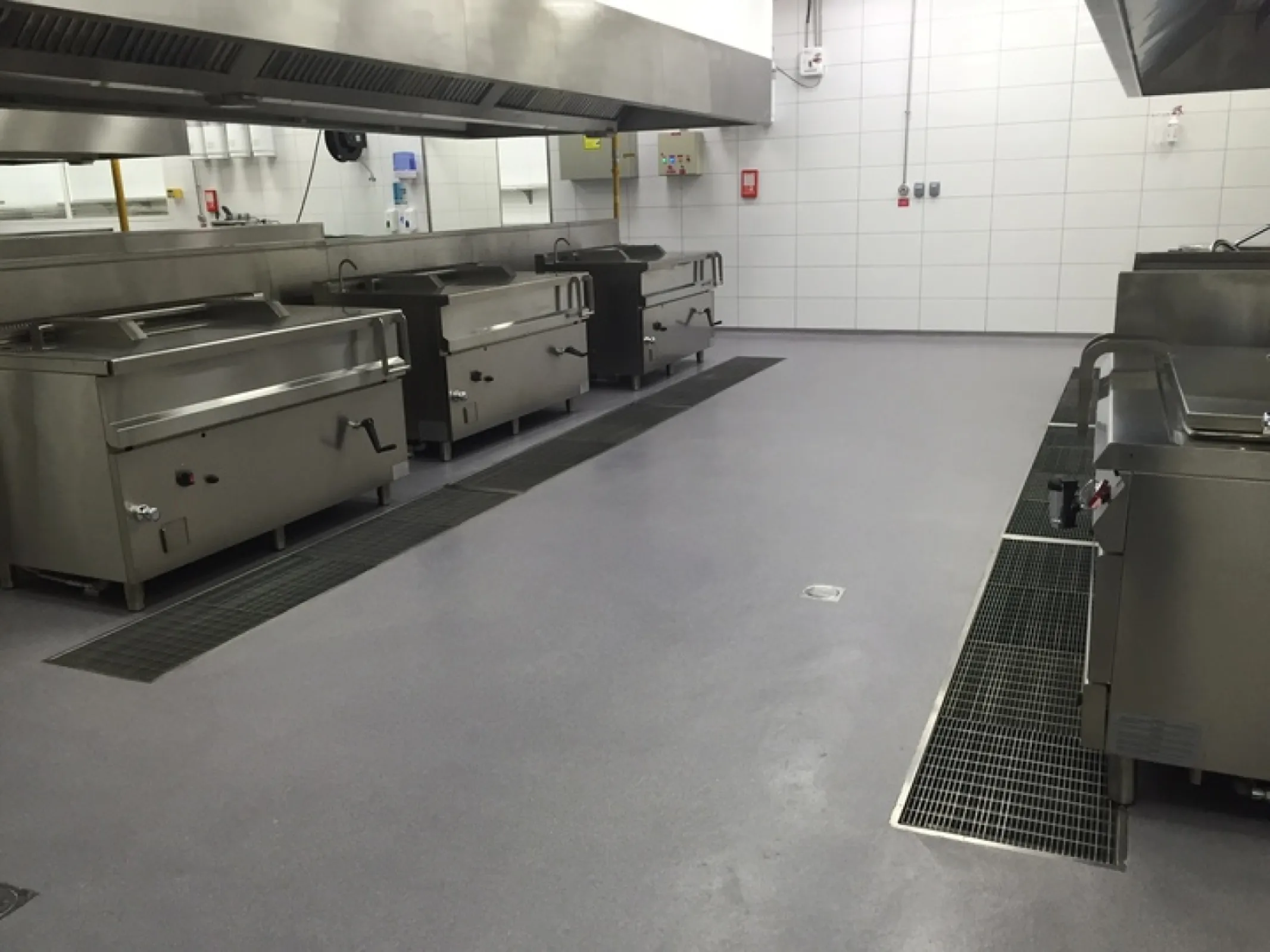 The seamlessly closed surface of the floors can be finished off with coving. Also important: the floors can be cleaned easily and quickly. Individually adjustable anti-slip classes ensure slip resistance.