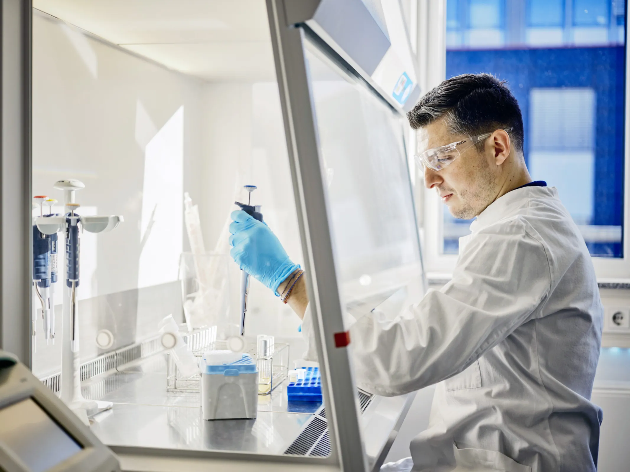 Dr. Jose Montoya bei Pipettier-Arbeiten unter der Clean-Bench.