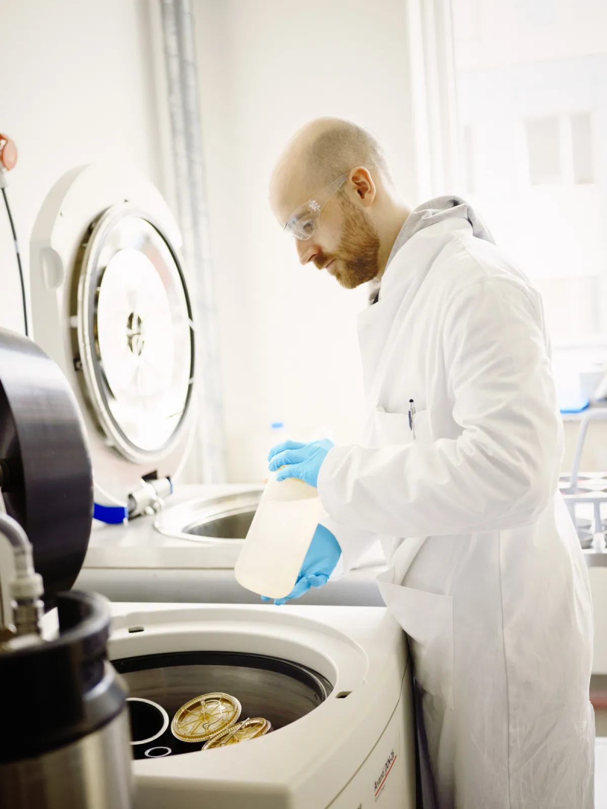 Dr. Jannik Strauß an der Kühlzentrifuge.