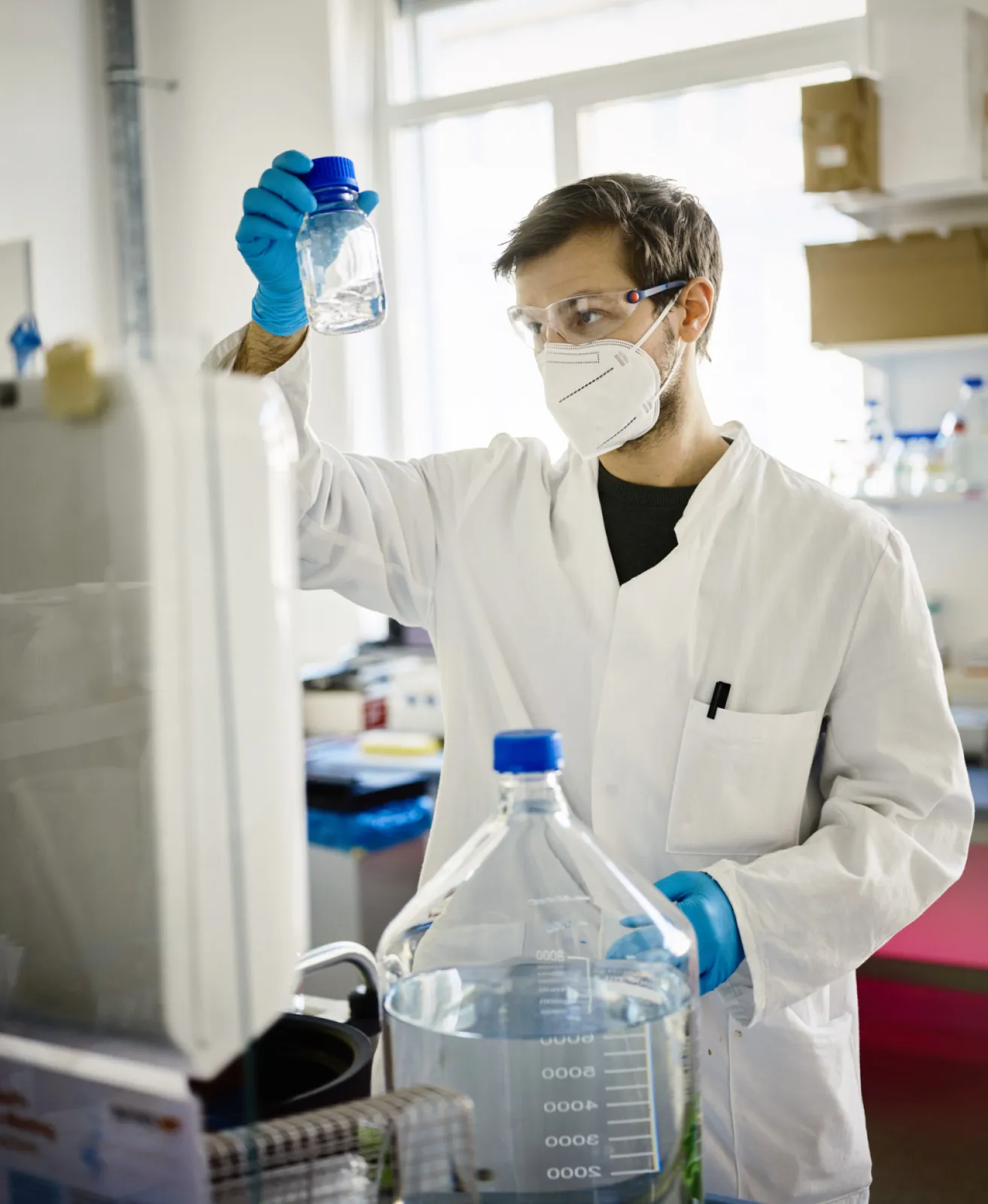 Dr. Philipp Rebmann bei der Protein-Aufreinigung.