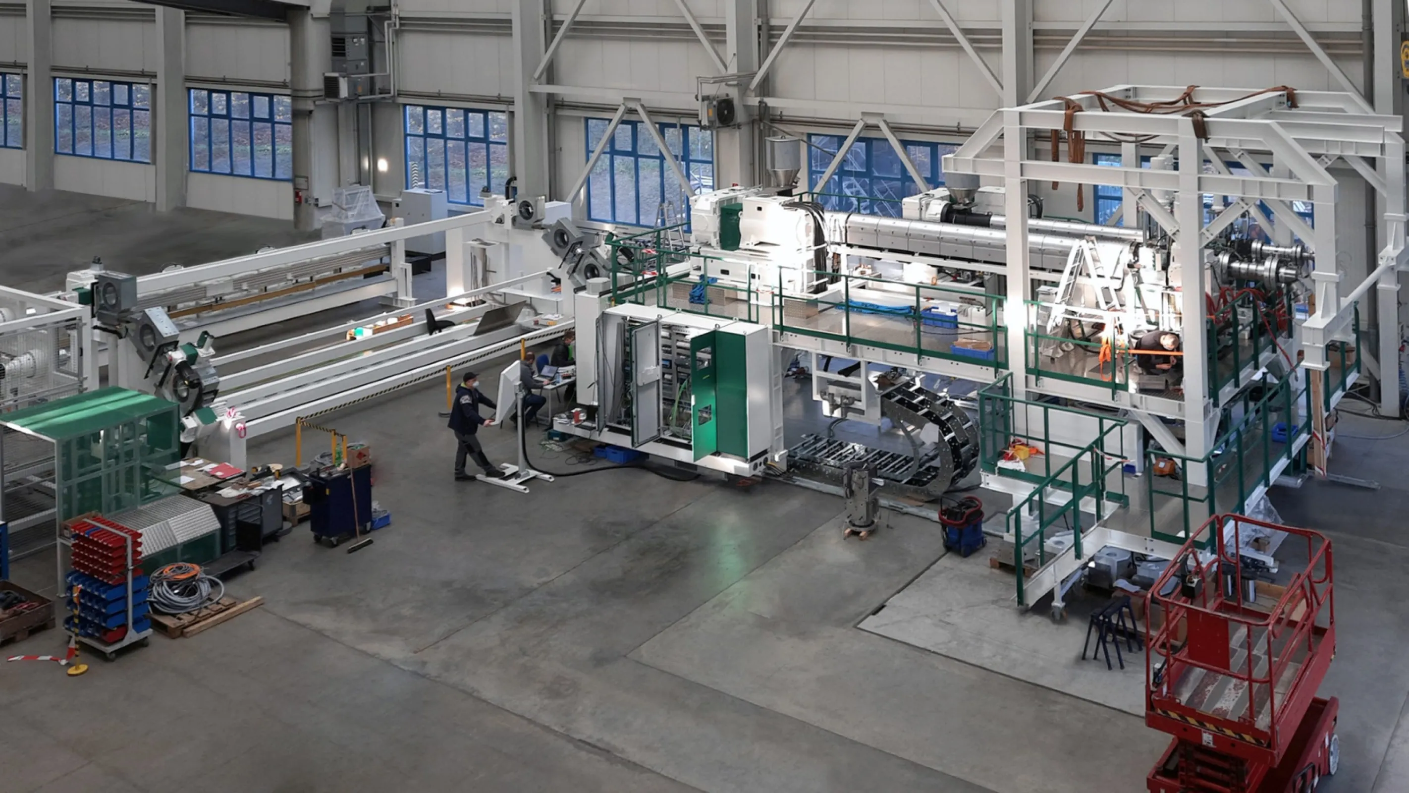 Assembly of the KUHNE Geomembrane Extrusion Line in the assembling hall. Assembly of the KUHNE Geomembrane Extrusion Line in the assembling hall.