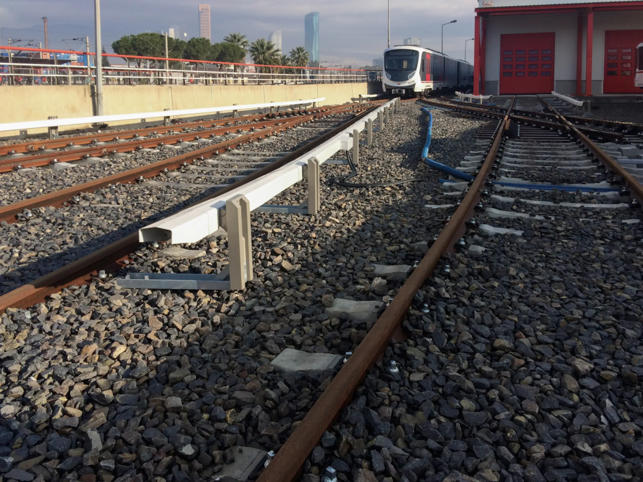 Izmir (TR) - Bottom contact power rail system