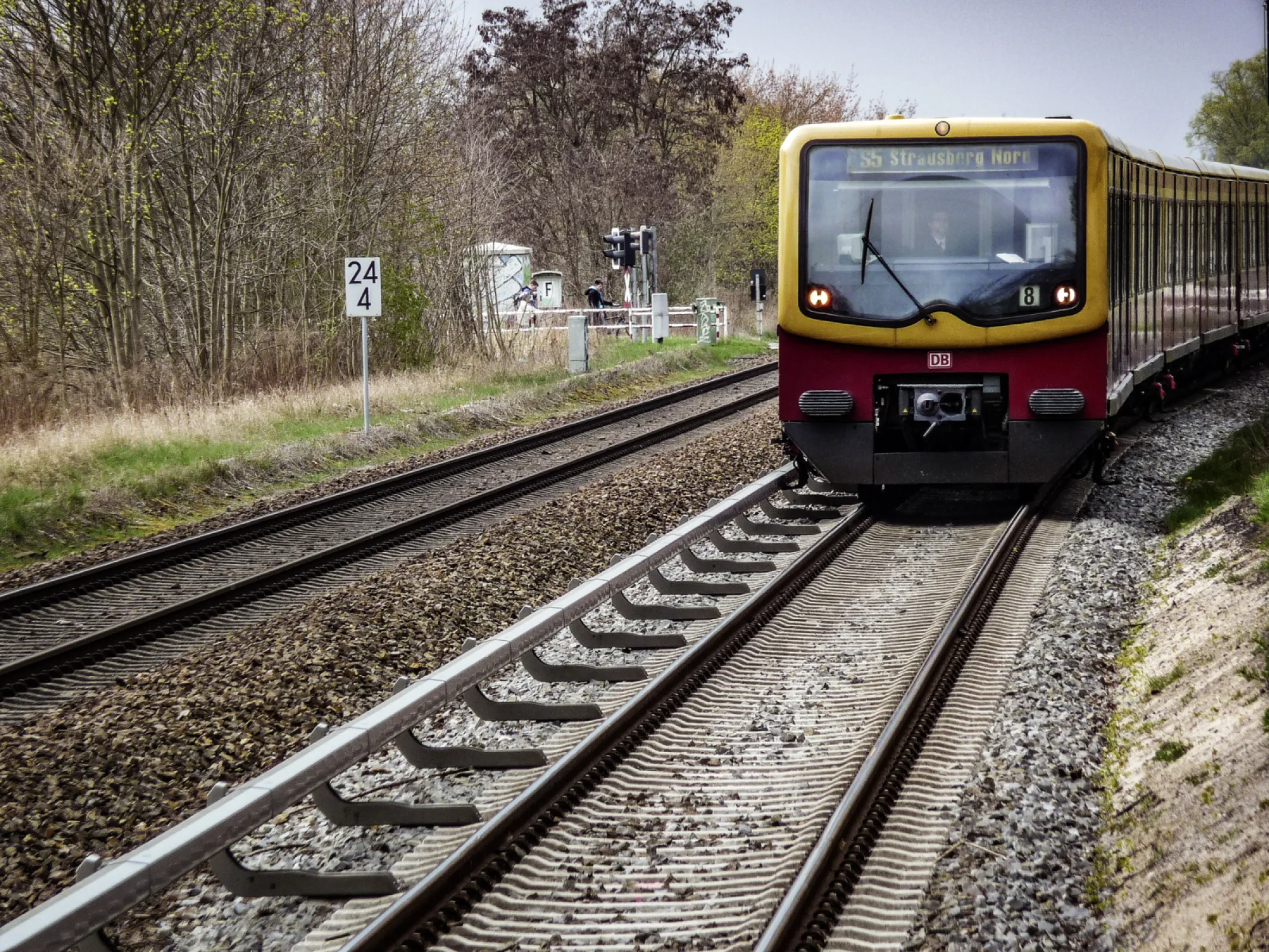 Berlin (DE) - Bottom contact power rail system