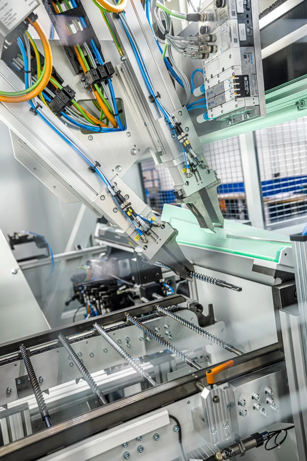 Automatic Straightener M-AH 6 with Automated Parts Handling for Rock Drills