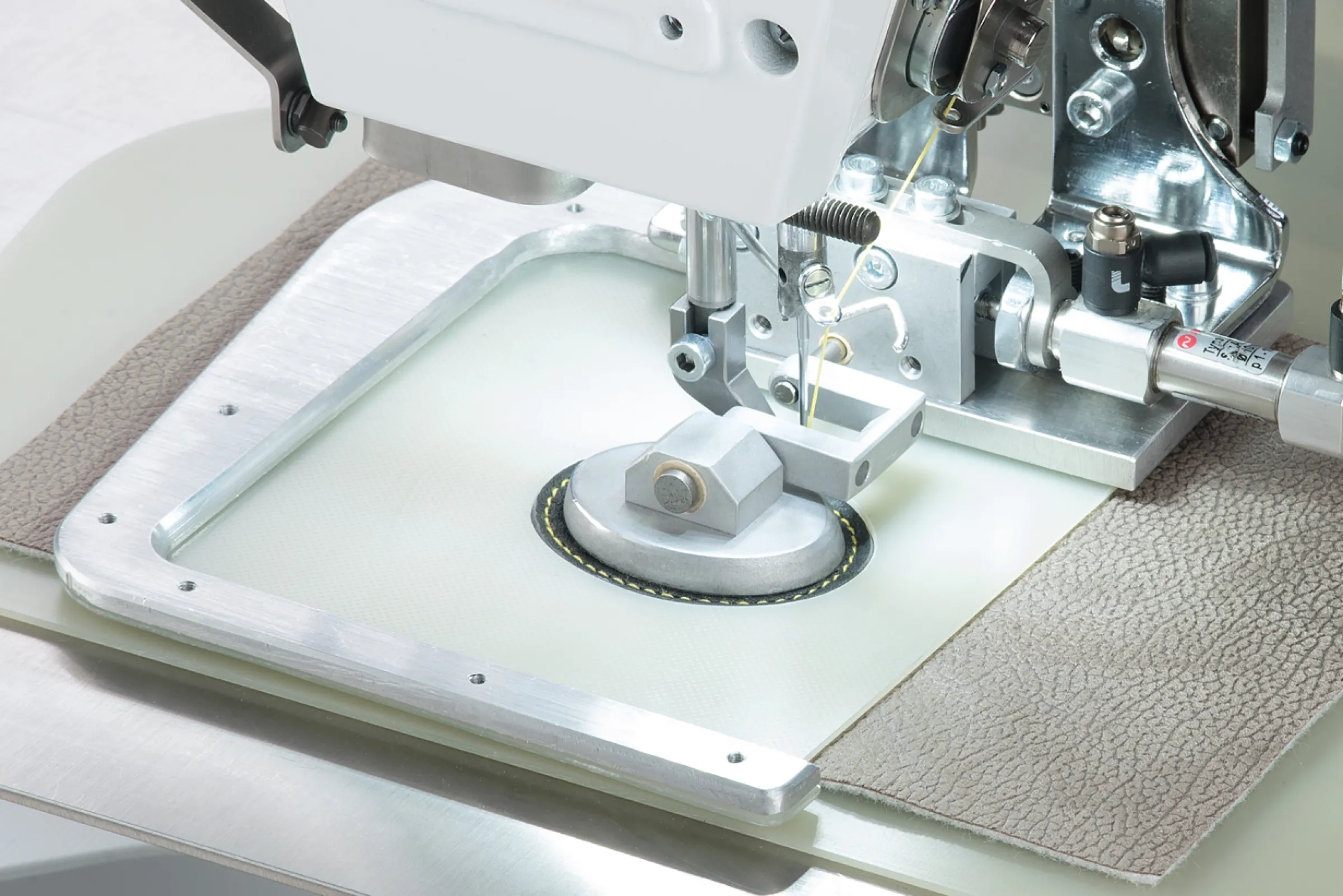 910 | Fully  digitized small-area CNC sewing unit | Round label sewing