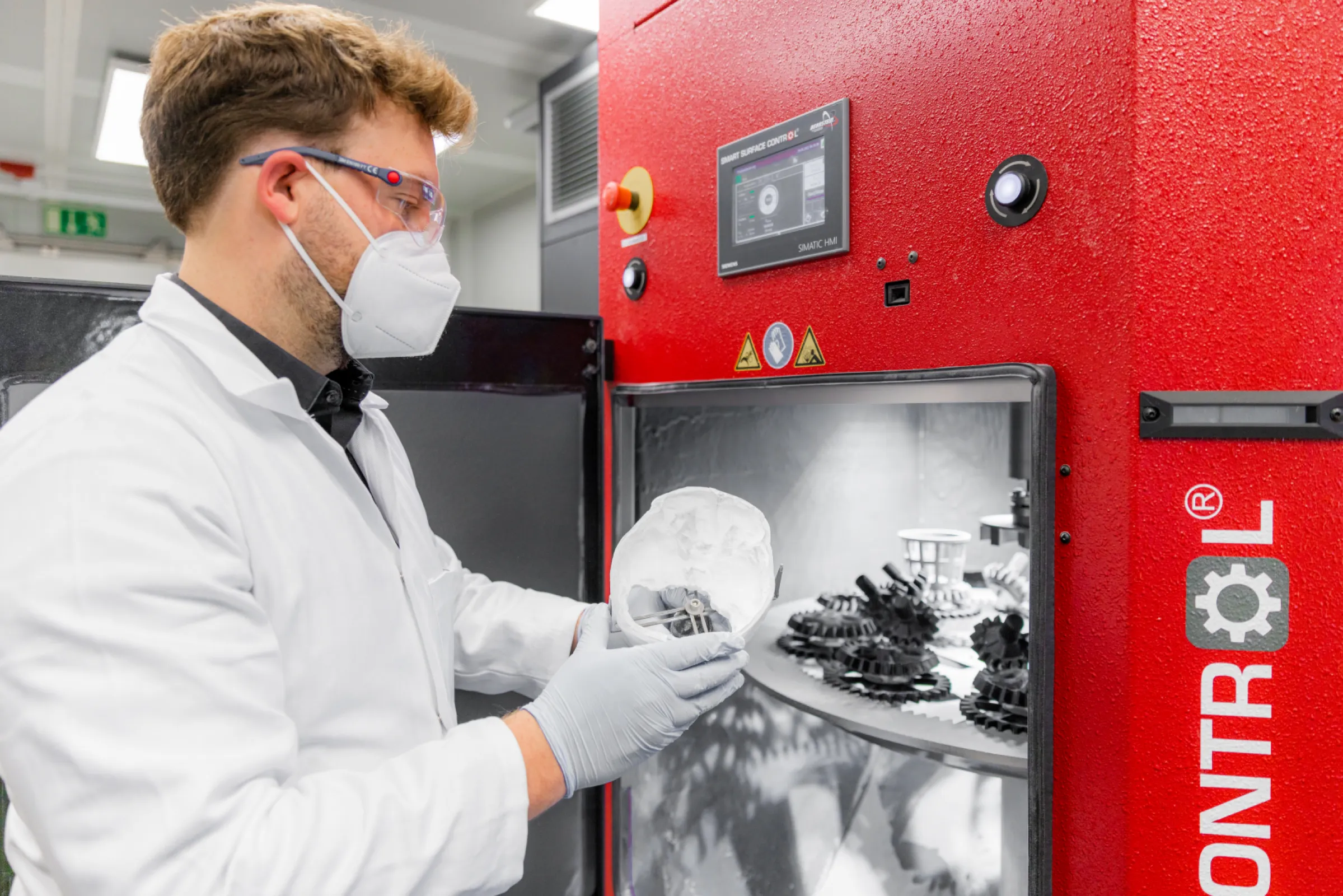 leap:up stuff feeds PA12 components (HP JetFusion) into the machine for surface finishing