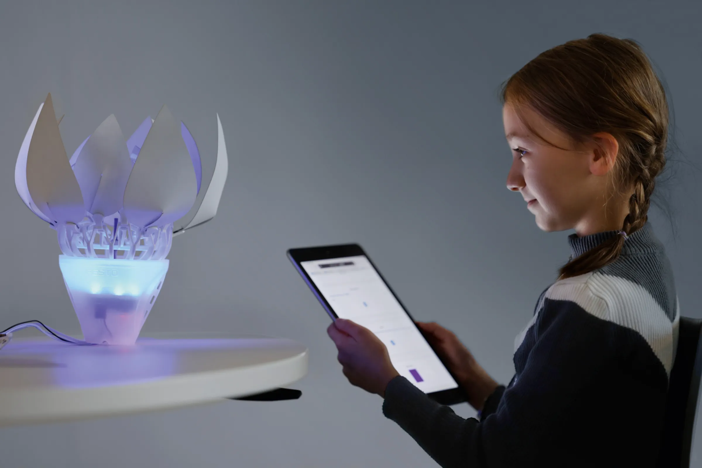 Bionics4Education - a bio-inspired robot, thriving like a flower