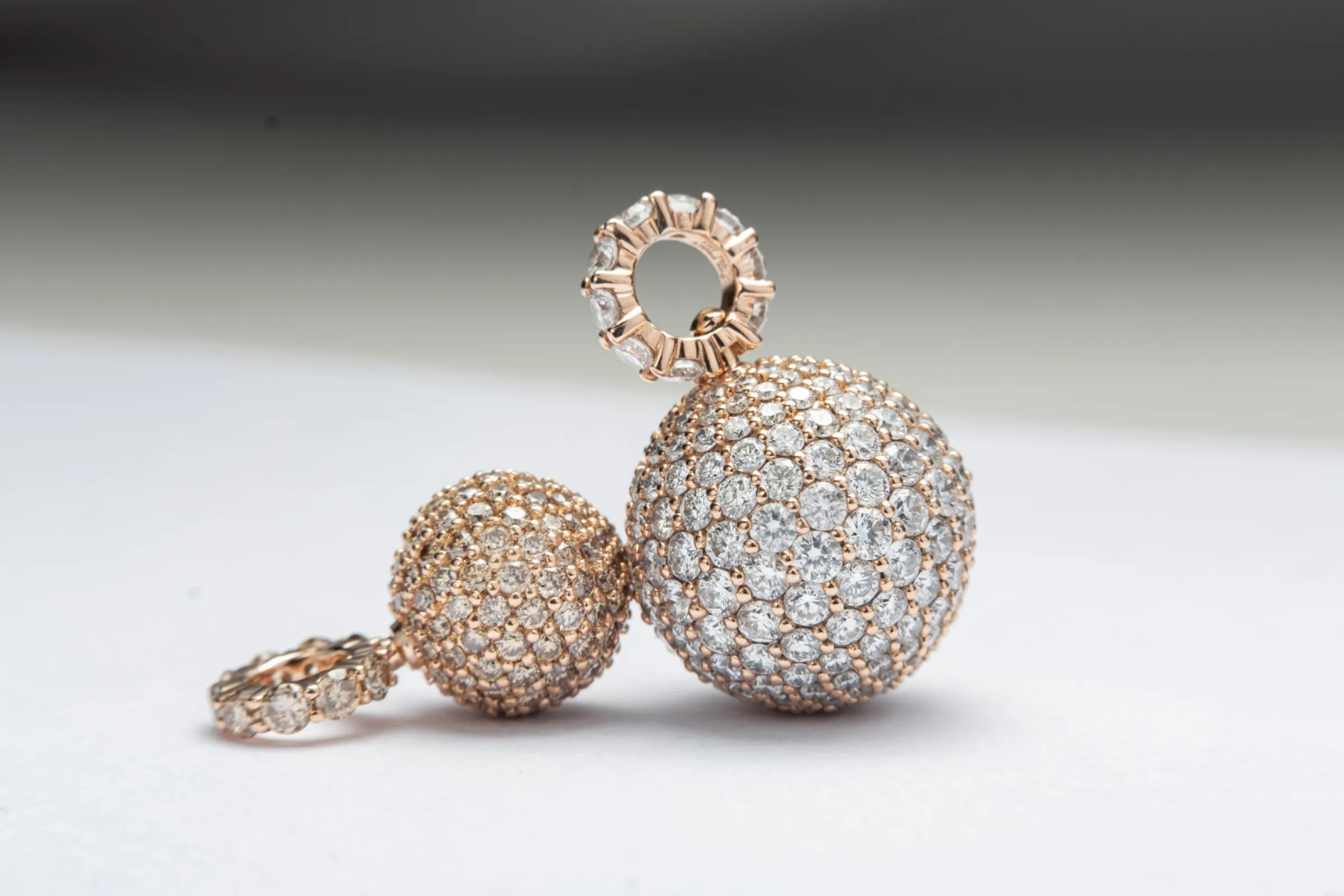 SkyBall, pendants completely diamond set in 18k gold