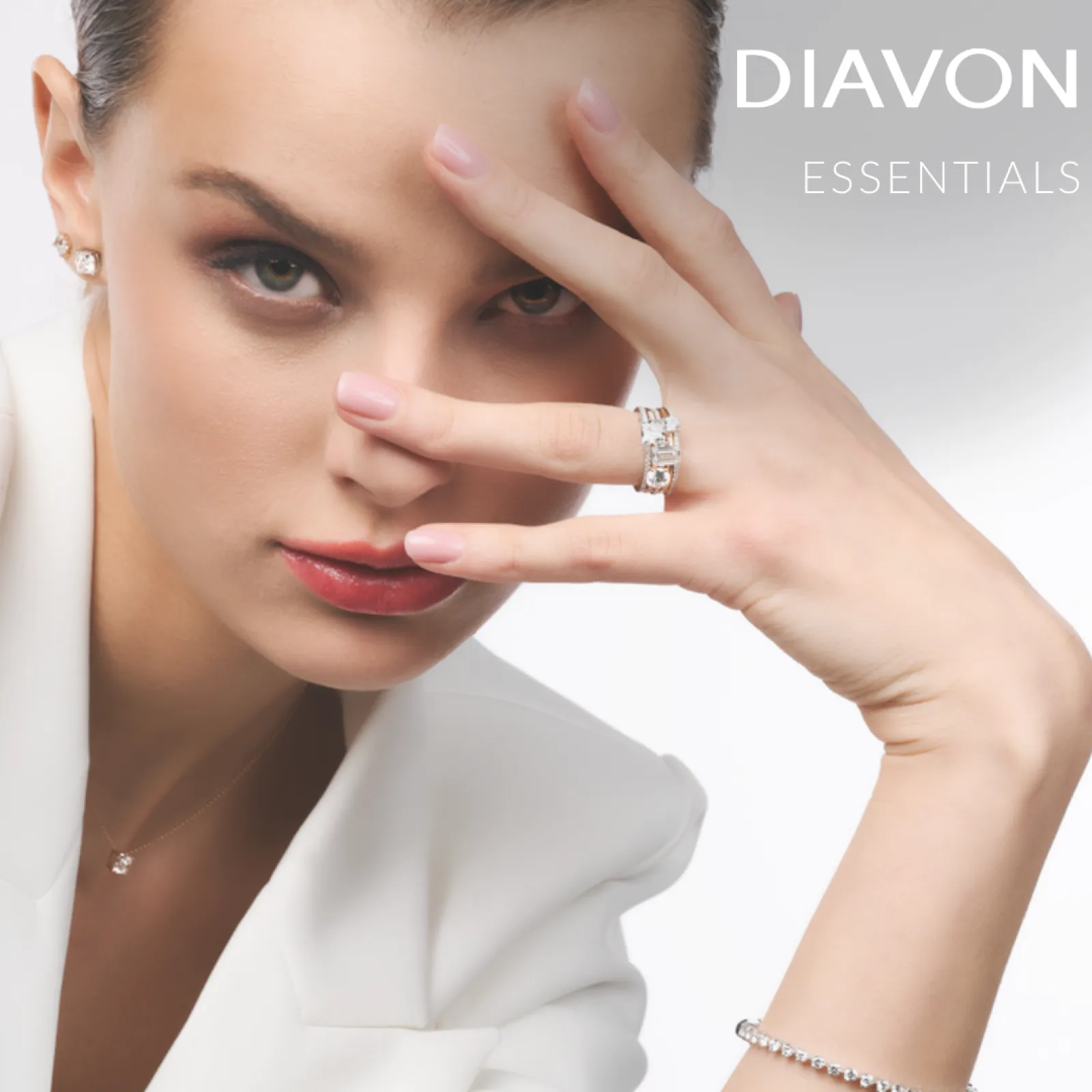 ESSENTIALS: MODERN CLASSICS, REDEFINED. From bold solitaire rings to versatile statement piece - each design merges the brilliance of CarbonNeutral® LAB BORN MANUFAKTURDIAMANTEN® with masterful craftsmanship. Not just for special moments, but for eternity.