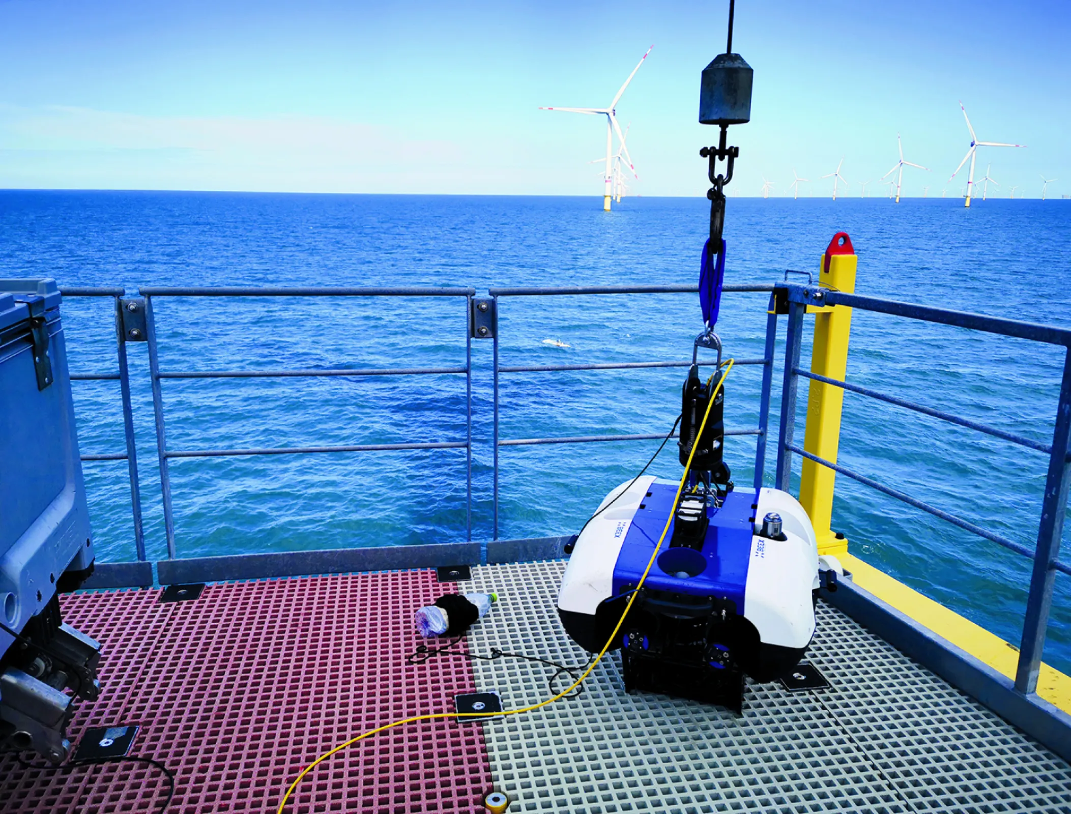 Hoovering Autonomous Underwater Vehicle (HAUV) transportable by CTV, launched from Access Platform