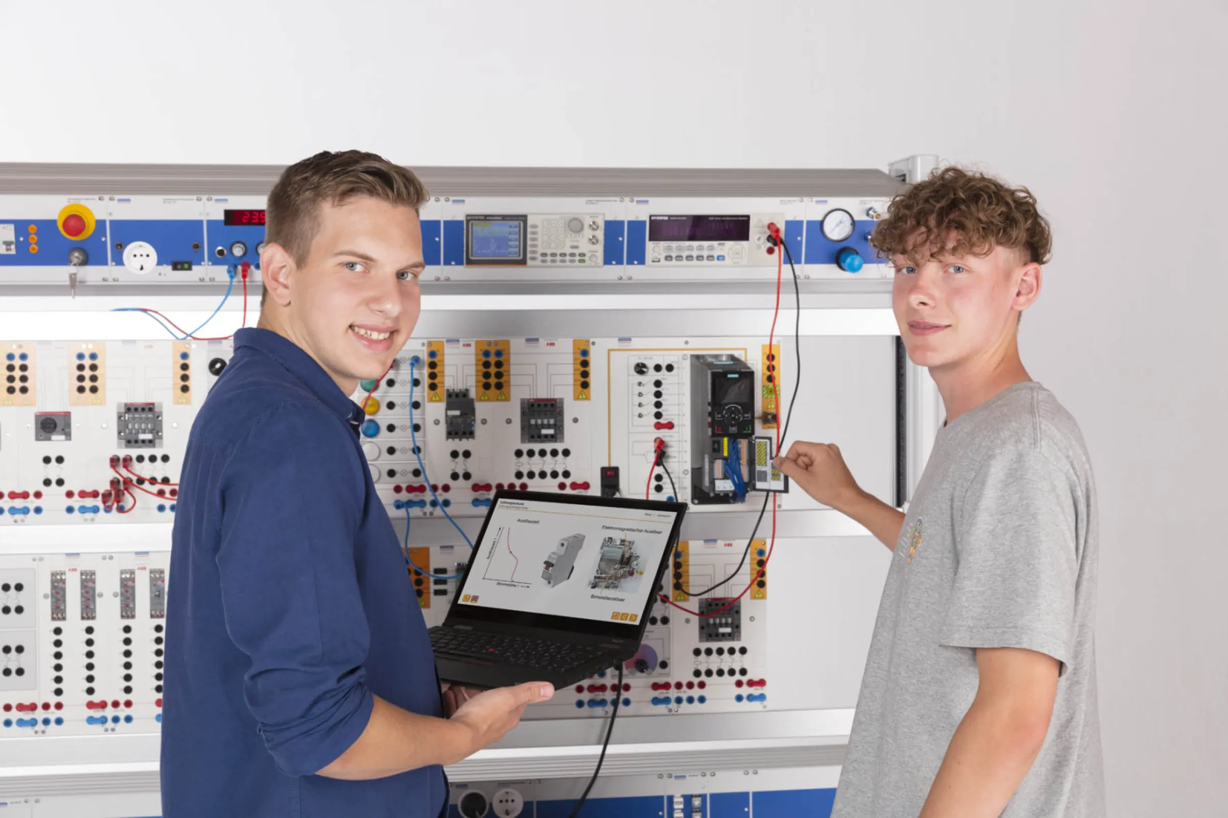Looking for practical solutions to make vocational training in electrical engineering efficient?