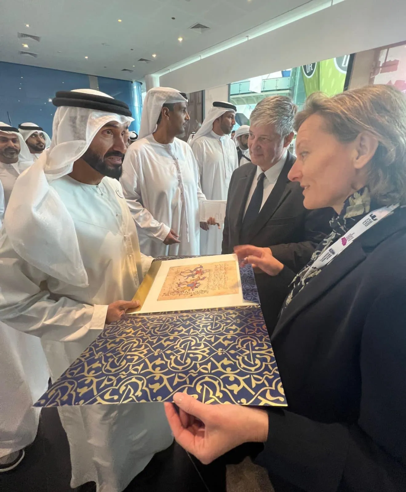 Our publisher, Charlotte Kramer, together with German Ambassador Alexander Schönfelder, had the privilege of handing over a fine art facsimile leave to His Highness Sheikh Nahyan bin Zayed Al Nahyan.