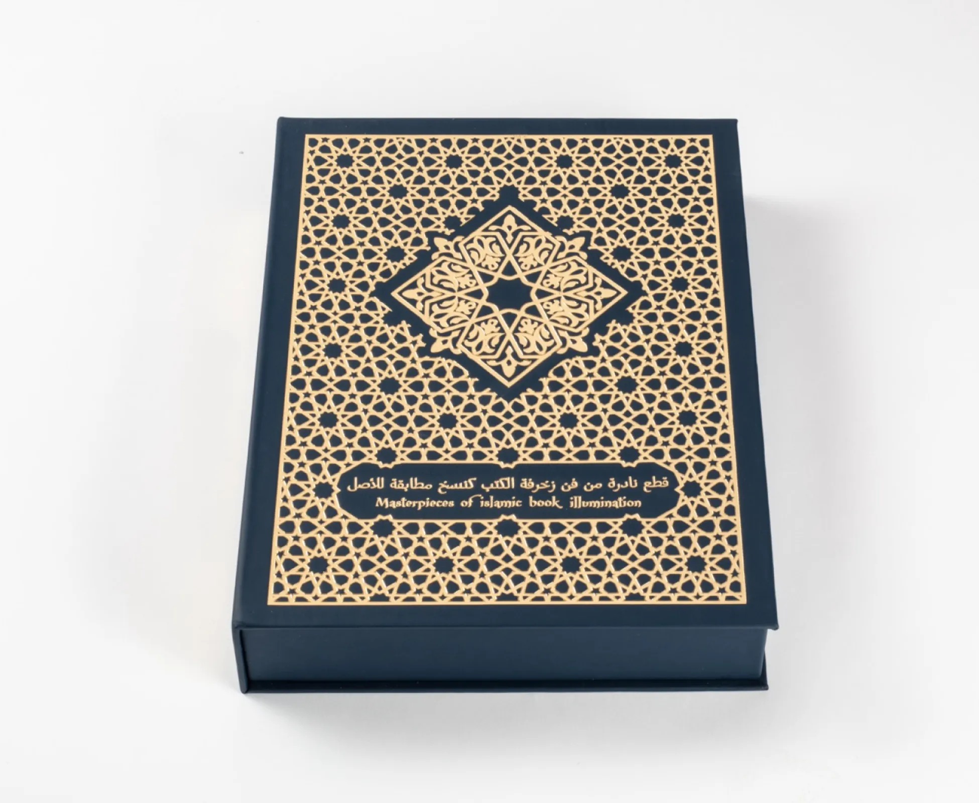 A luxury box, worked out in real leather with rich gold embossing protects the exclusively selected single leaves.