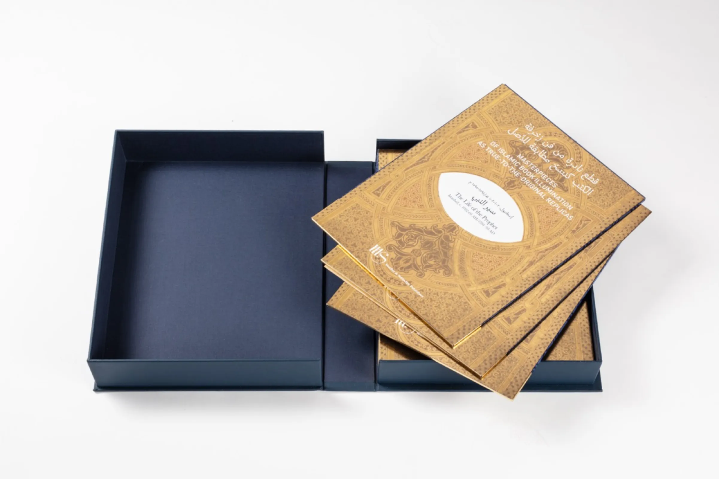The luxury box Masterpieces of Islamic Book Illumination complies a special selection of 12 valuable single fine art facsimile pages, collected in a leathern presentation case with gold embossing.