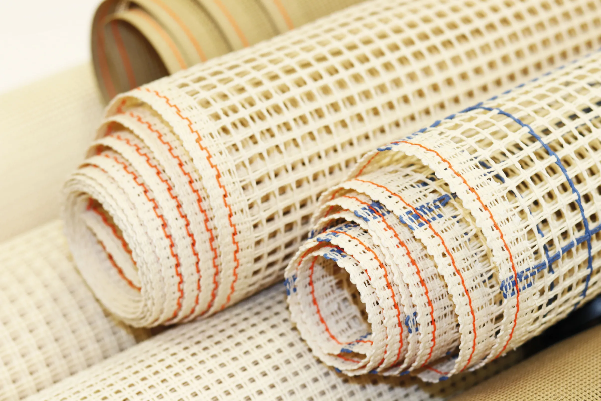 Our canvases are divided into three categories:  mono-canvas, twisted or interlock canvas, and double-threaded canvasses. Each canvas binding has different features and is particularly well-suited for certain embroideries or rug works. Which canvas is most suitable depends on the project at hand and the technique and material used.