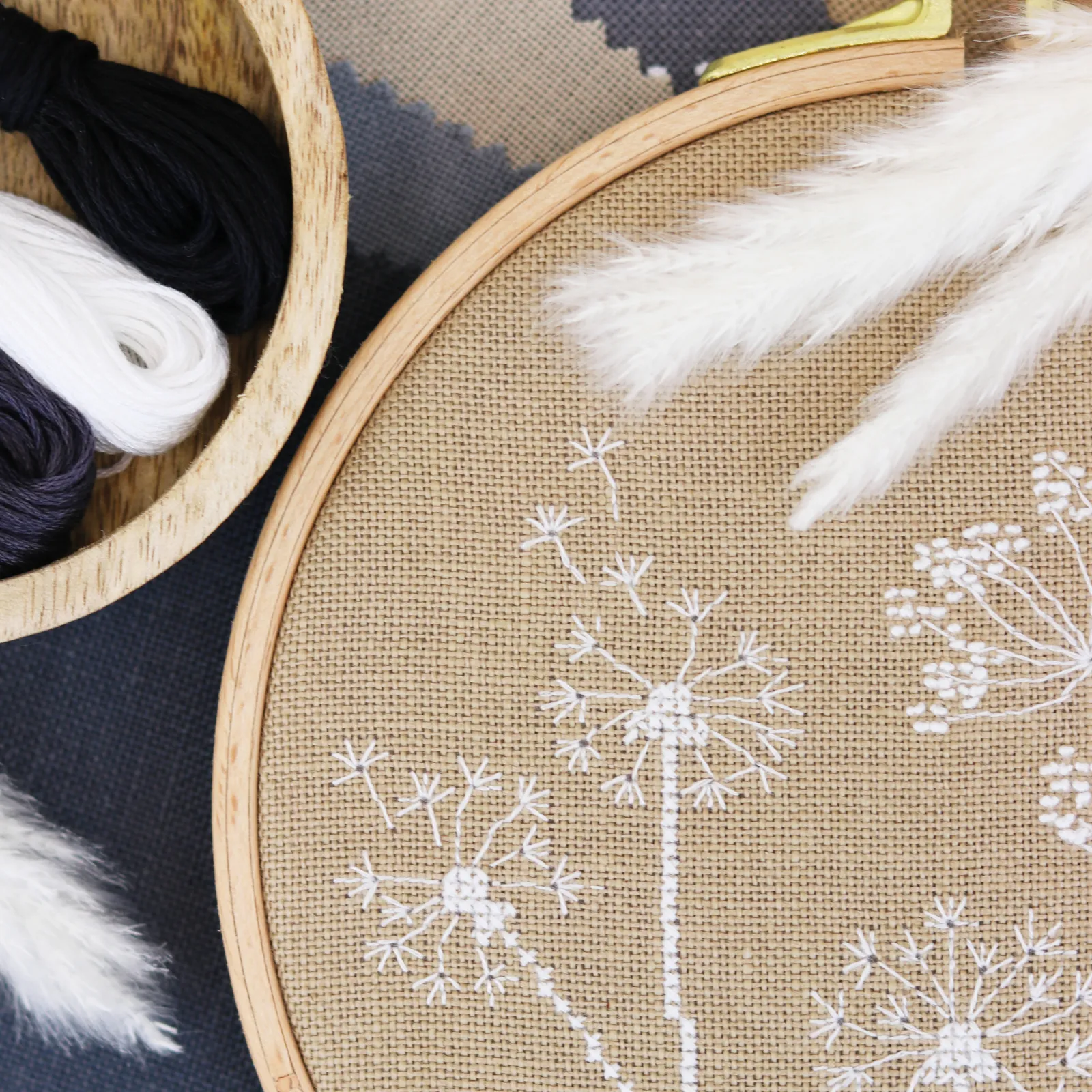 Linen fabrics - free embroidery ideas to download at www.zweigart.de/embroidery