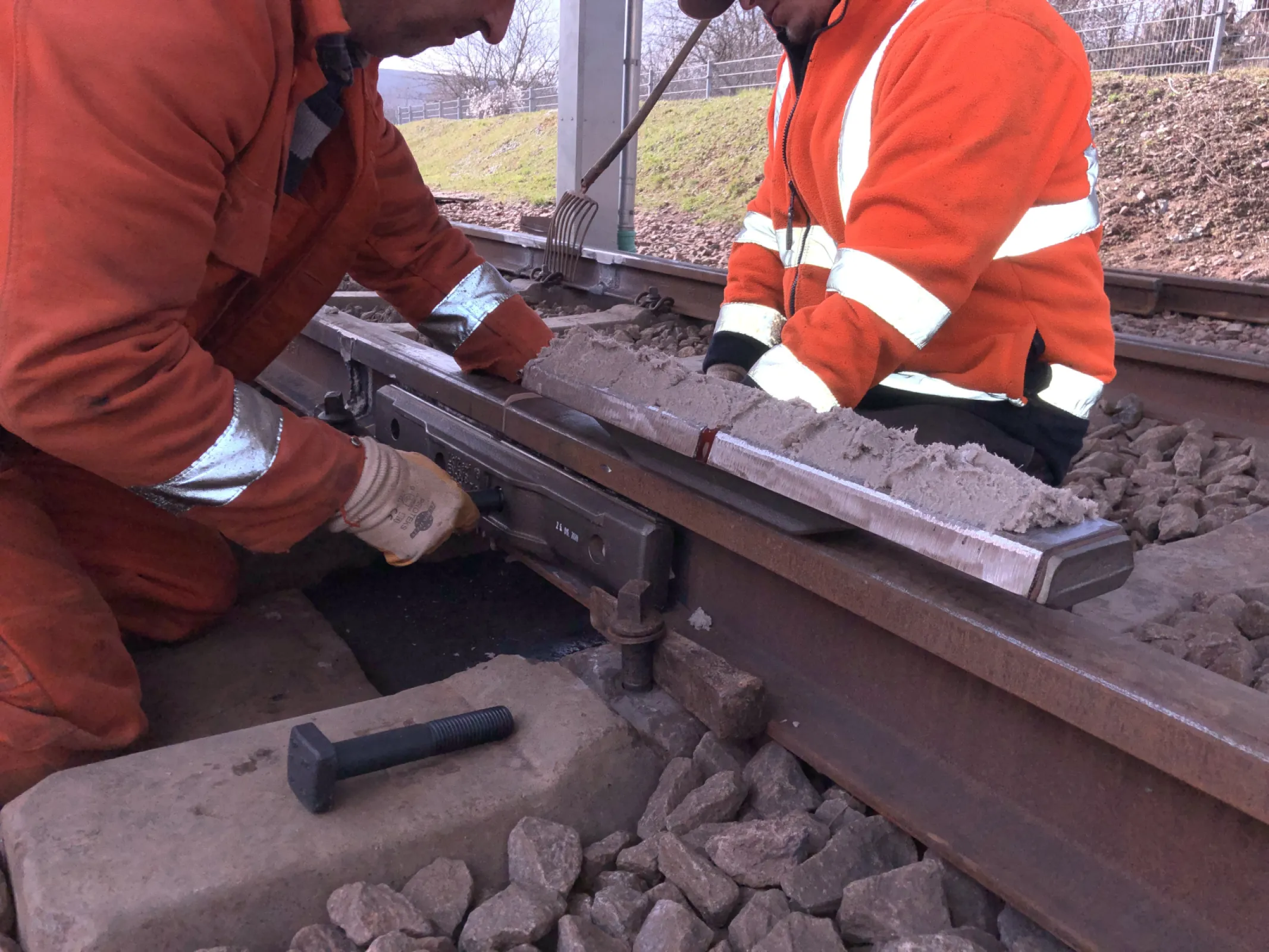 Installation of insulating rail joint