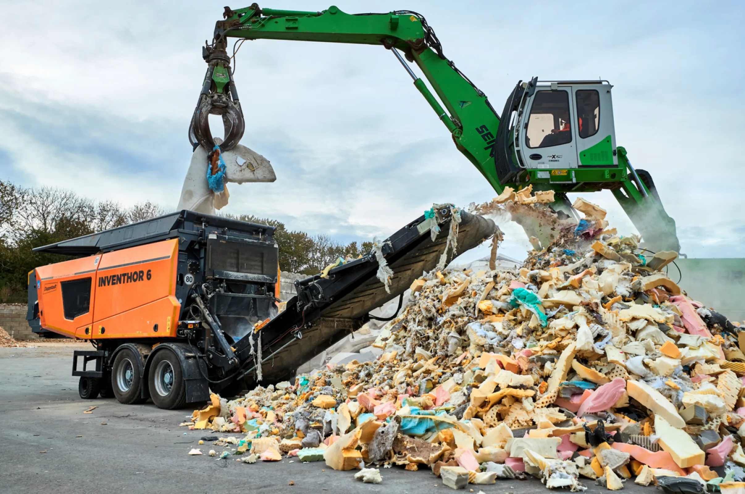 The Inventhor 6.2 sets shredding efficiency standards. Benefit from its unique VarioDirect Drive, highest uptime and simple, flexible operation, right from the first ton. Get to know the successor of the DW 3060 and take advantage of the latest Doppstadt shredder generation for your business!