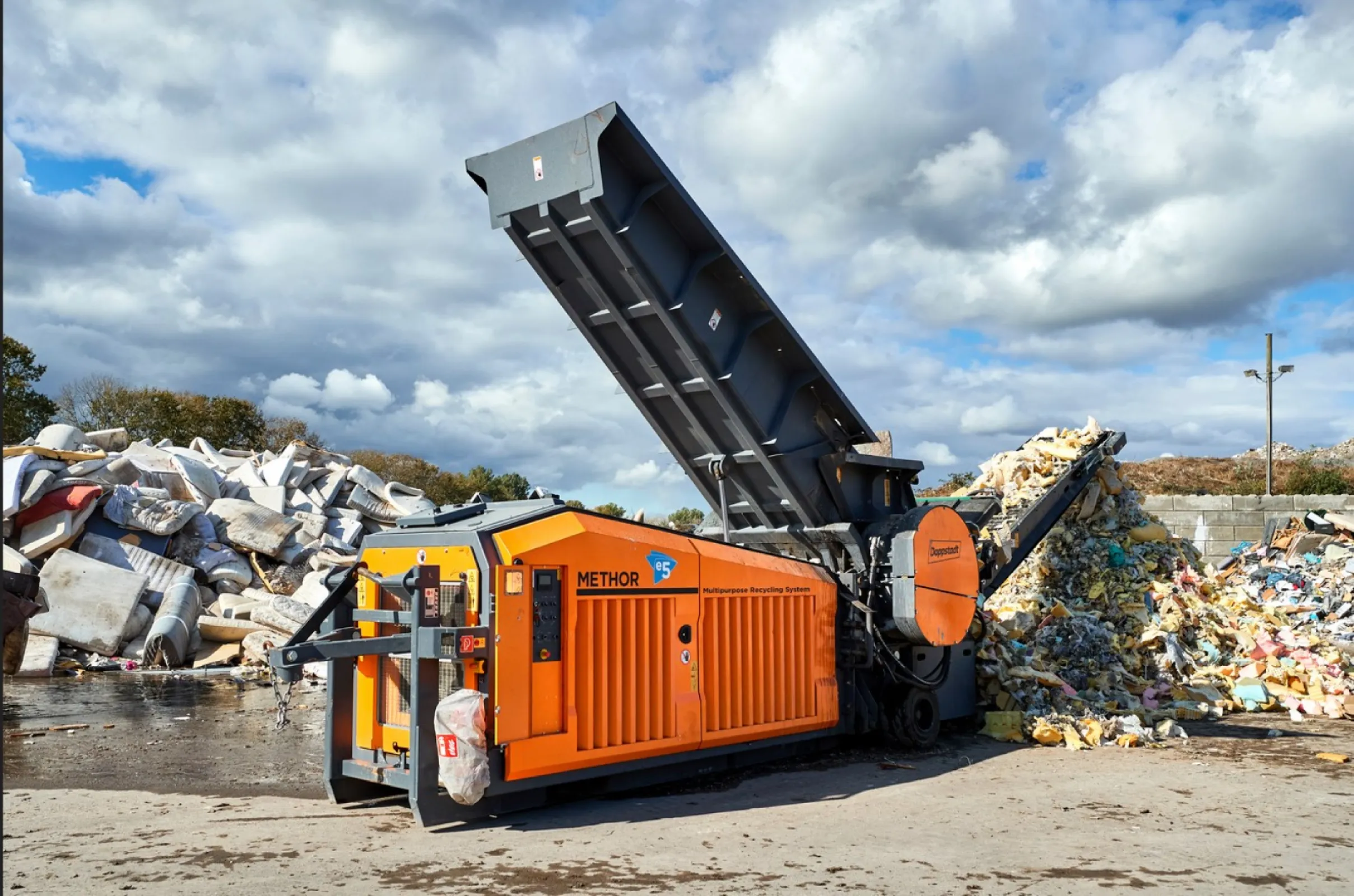 Methor - The Multipurpose Recycling System UNIVERSAL RECYCLING SYSTEM – HANDLES WHATEVER COMES ITS WAY  With the Methor, Doppstadt takes a new approach. As a universal shredding system for smaller quantities and frequently changing applications, it is designed and geared to handle a wide variety of waste fractions, such as commercial waste, construction waste, mattresses, bio waste as well as waste wood or green waste. At the same time, it includes all the advantages of our larger series, offering the uncompromising quality of Doppstadt’s high-performance technology.