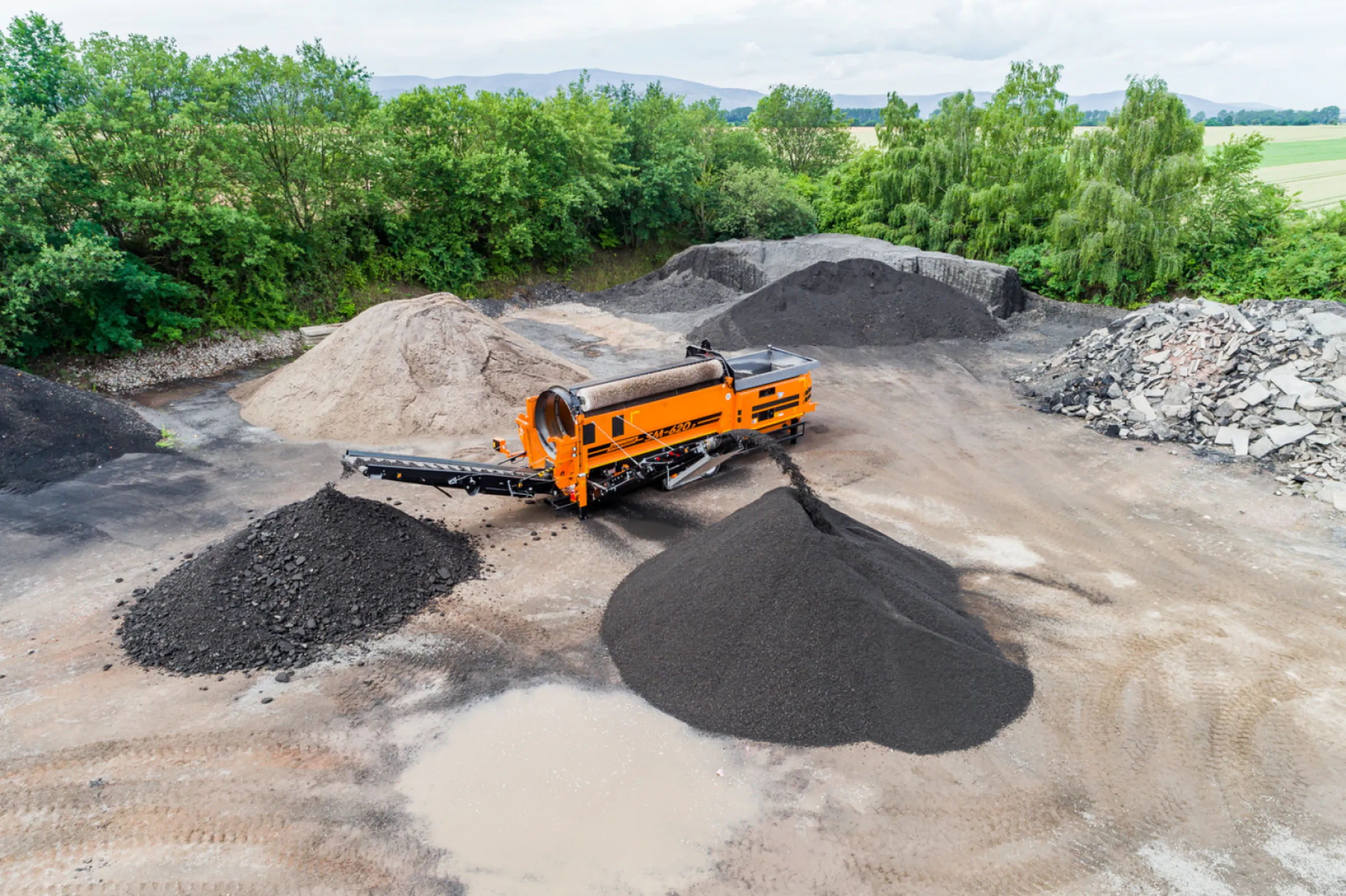 The future starts now as we launch the SM 620.3, the new generation of our trommel screening machines. We have listened to the market and provide our customers with exactly the machine they need. The successor to the SM 620.2 offers the same performance with even greater efficiency at the most attractive price in its class.  The new DualPower drive technology - teh samrter hybrid, enables operators to switch flexibly between diesel or electric drive and thus adapt perfectly to the existing infrastructure.