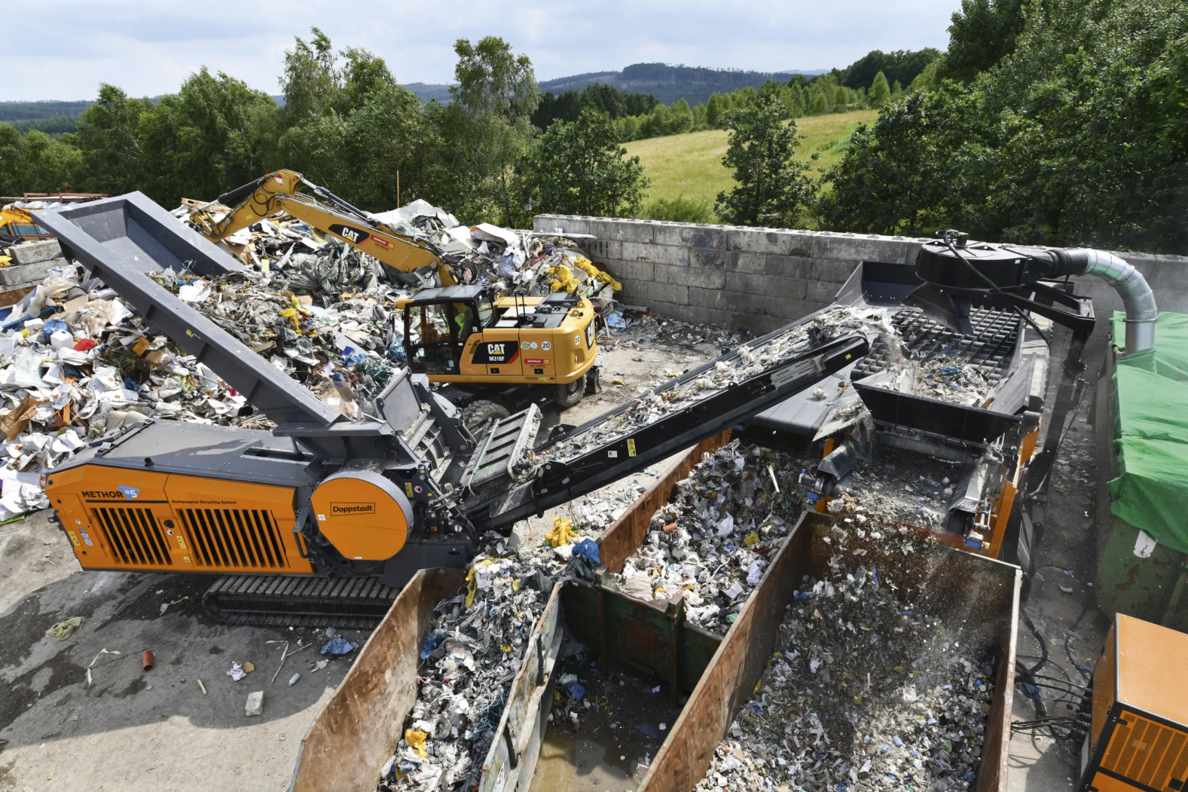 Presented here, the successful implementation of the MMPC (Mobile Modular Processing Concept) according to the legal and market-specific framework conditions in Germany. Together with our expert local dealers, we individually adapt the MMPC to the country-specific framework conditions and your needs. Efficient processing of commercial waste poses major legal and economic challenges for the waste management industry. The precise implementation of the Commercial Waste Ordinance (GewAbfV) is of crucial importance for all market participants. With Doppstadt's mobile-modular processing concepts MMAK, you are on the safe side. All plants designed according to this principle enable you to treat commercial waste legally and economically. In addition, the plant concept is so flexible that your company is able to react promptly if the framework conditions change. Presented here, the successful implementation of the MMPC (Mobile Modular Processing Concept) according to the legal and market-specific framework conditions in Germany. Together with our expert local dealers, we individually adapt the MMPC to the country-specific framework conditions and your needs. Efficient processing of commercial waste poses major legal and economic challenges for the waste management industry. The precise implementation of the Commercial Waste Ordinance (GewAbfV) is of crucial importance for all market participants. With Doppstadt's mobile-modular processing concepts MMAK, you are on the safe side. All plants designed according to this principle enable you to treat commercial waste legally and economically. In addition, the plant concept is so flexible that your company is able to react promptly if the framework conditions change.