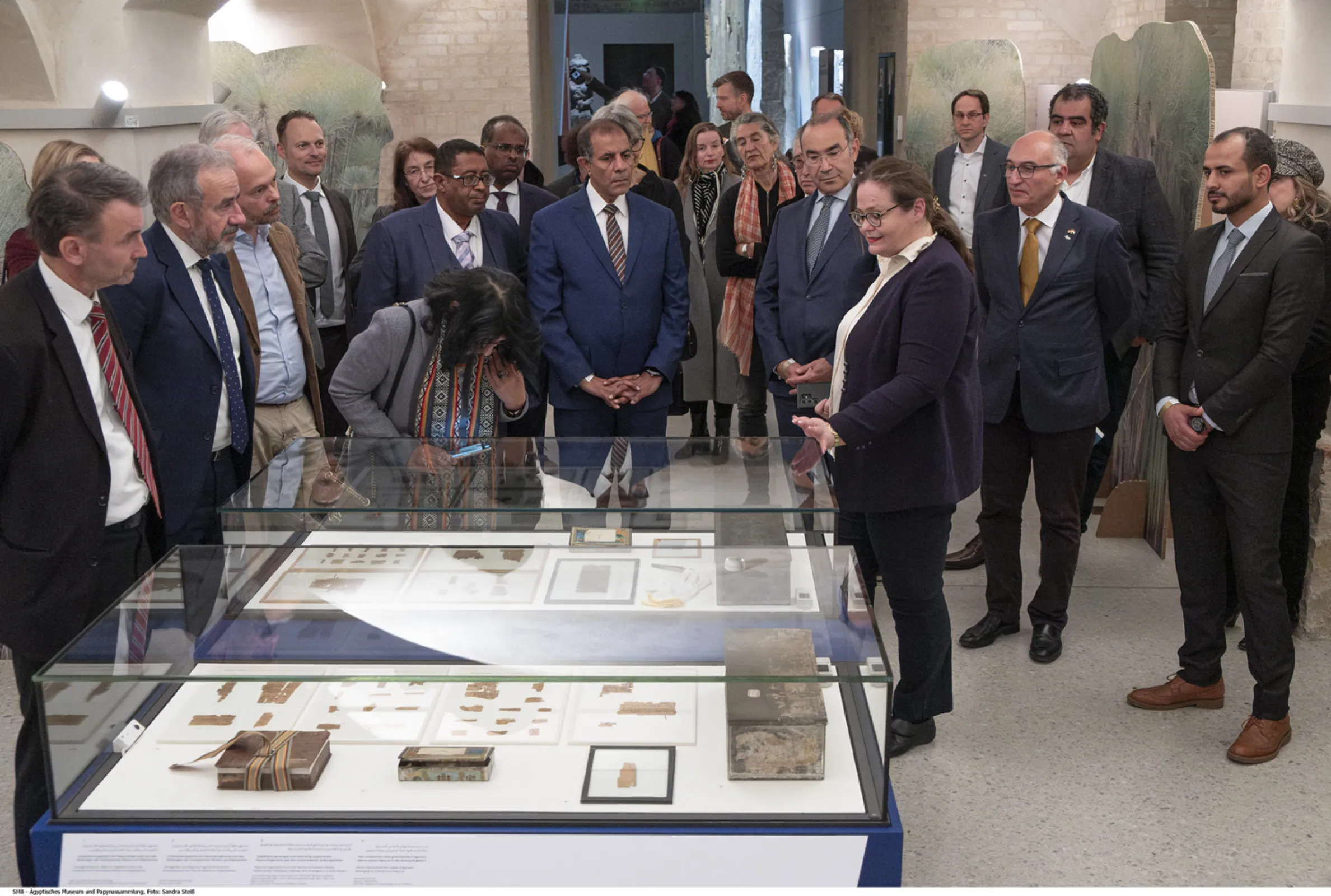 AGYA Principal Investigator Prof. Dr. Verena Lepper opening the exhibition Elephantine with a tour for high-ranking stakeholders at the Museumsinsel in Berlin.