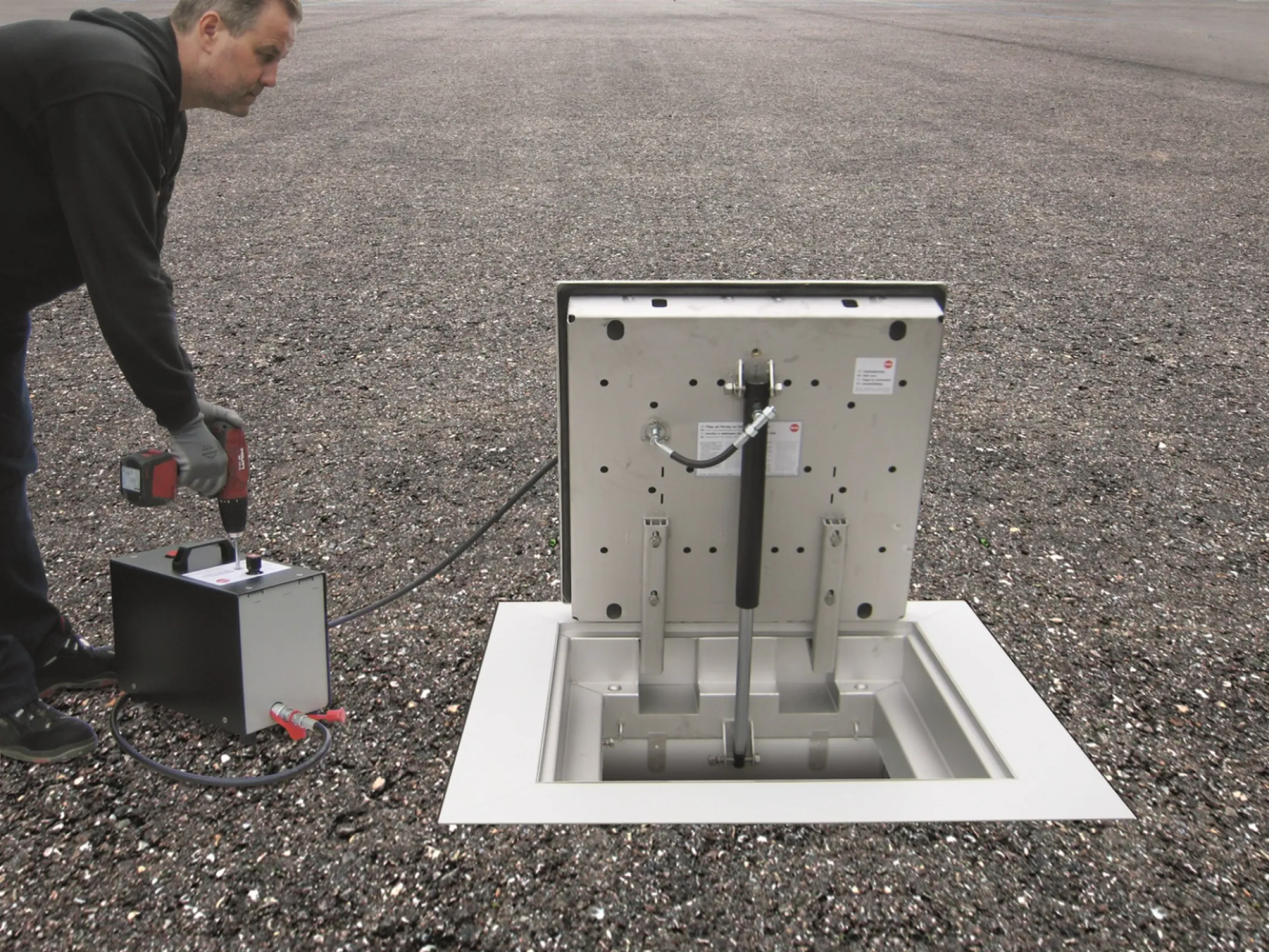 Shaft cover with hydraulic opening system