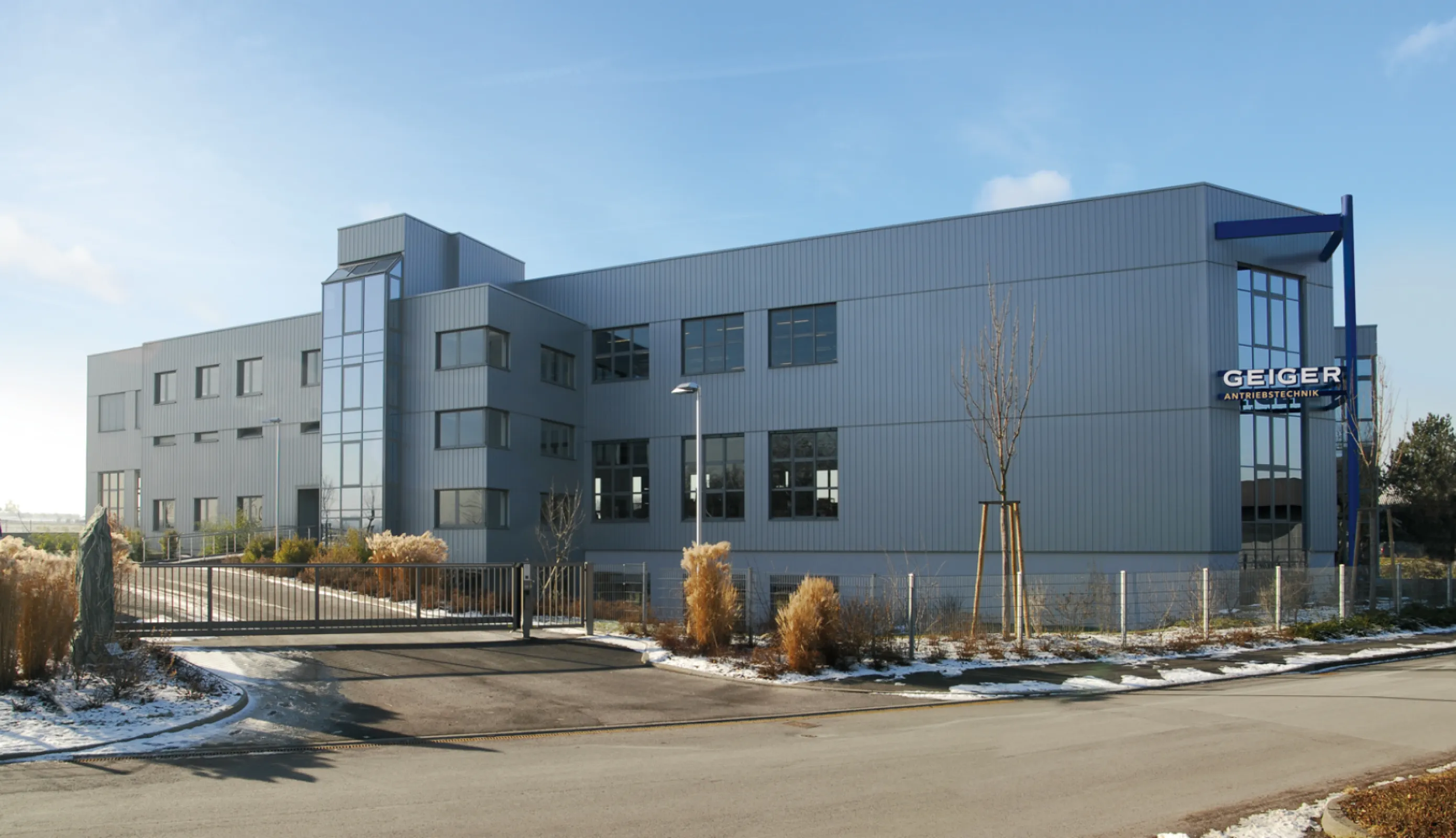 Plastics technology and assembly of electric motors