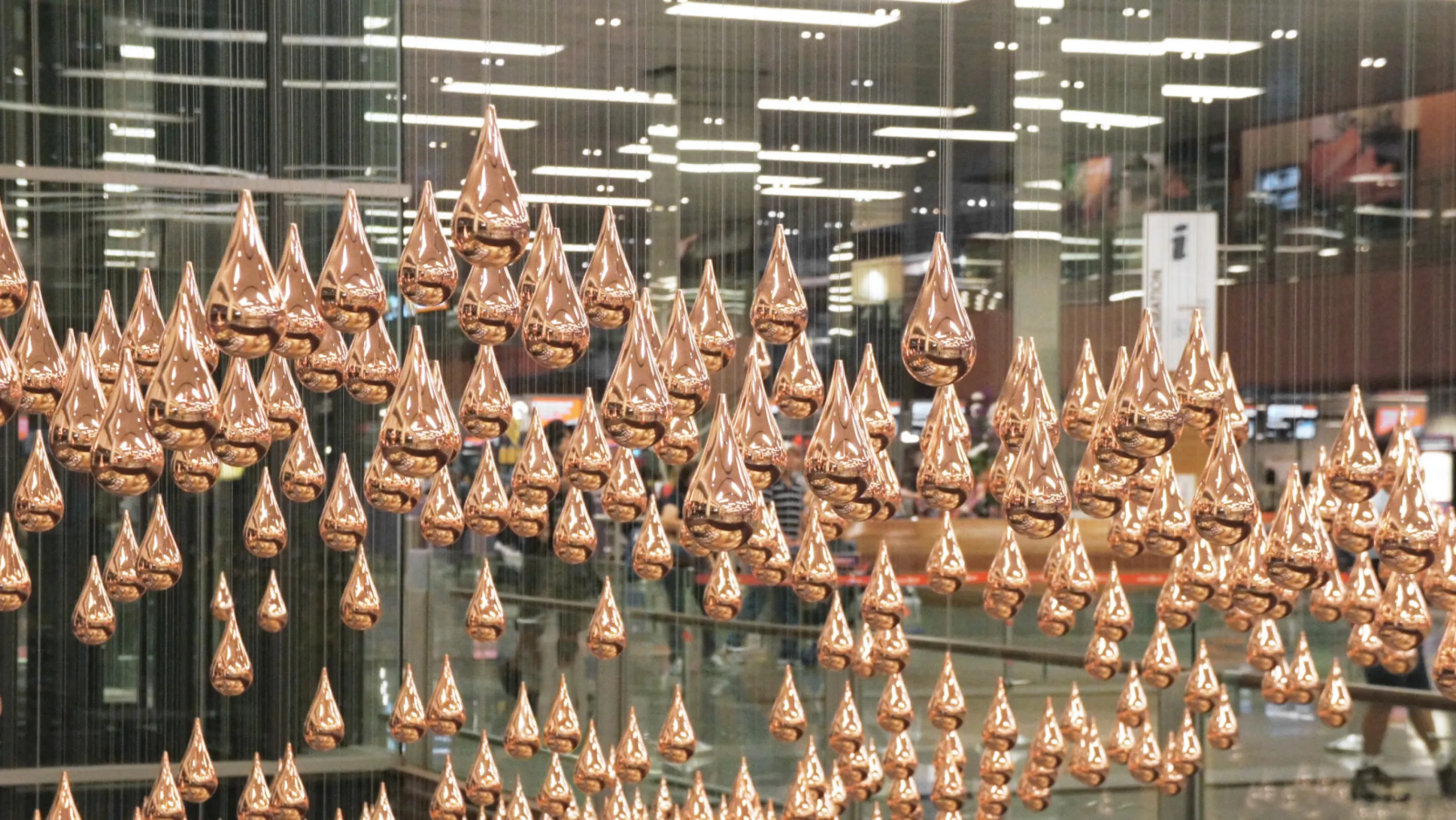 Kinetic Rain // Client: Changi Airport Group Singapore // Design: ART+COM Studios // In operation since: 2012