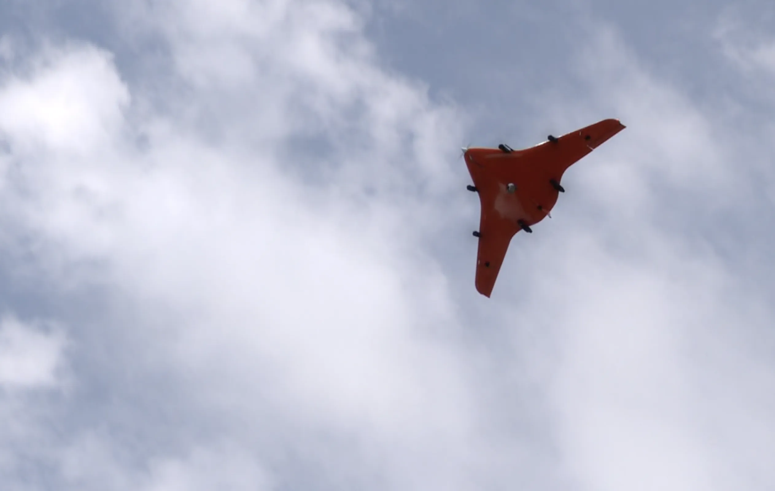 V25: HHLA Sky's eVTOL is designed for long-distance transport, survey and inspections, and rapid home security support. It operates BVLOS, controlled via our Integrated Control Center, with up to 3 hours of flight time (extendable to 6 hours with a range extender) V25: HHLA Sky's eVTOL is designed for long-distance transport, survey and inspections, and rapid home security support. It operates BVLOS, controlled via our Integrated Control Center, with up to 3 hours of flight time (extendable to 6 hours with a range extender)