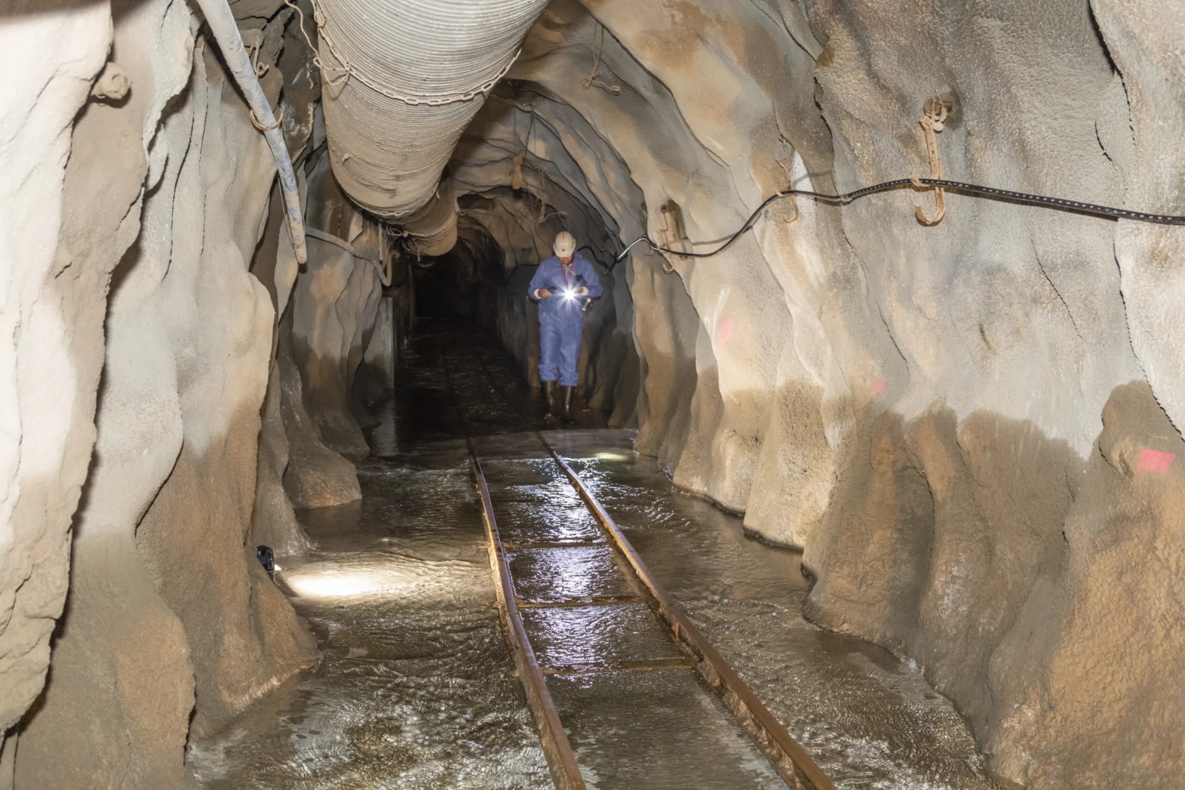 Safekeeping and controlled flooding of underground mines