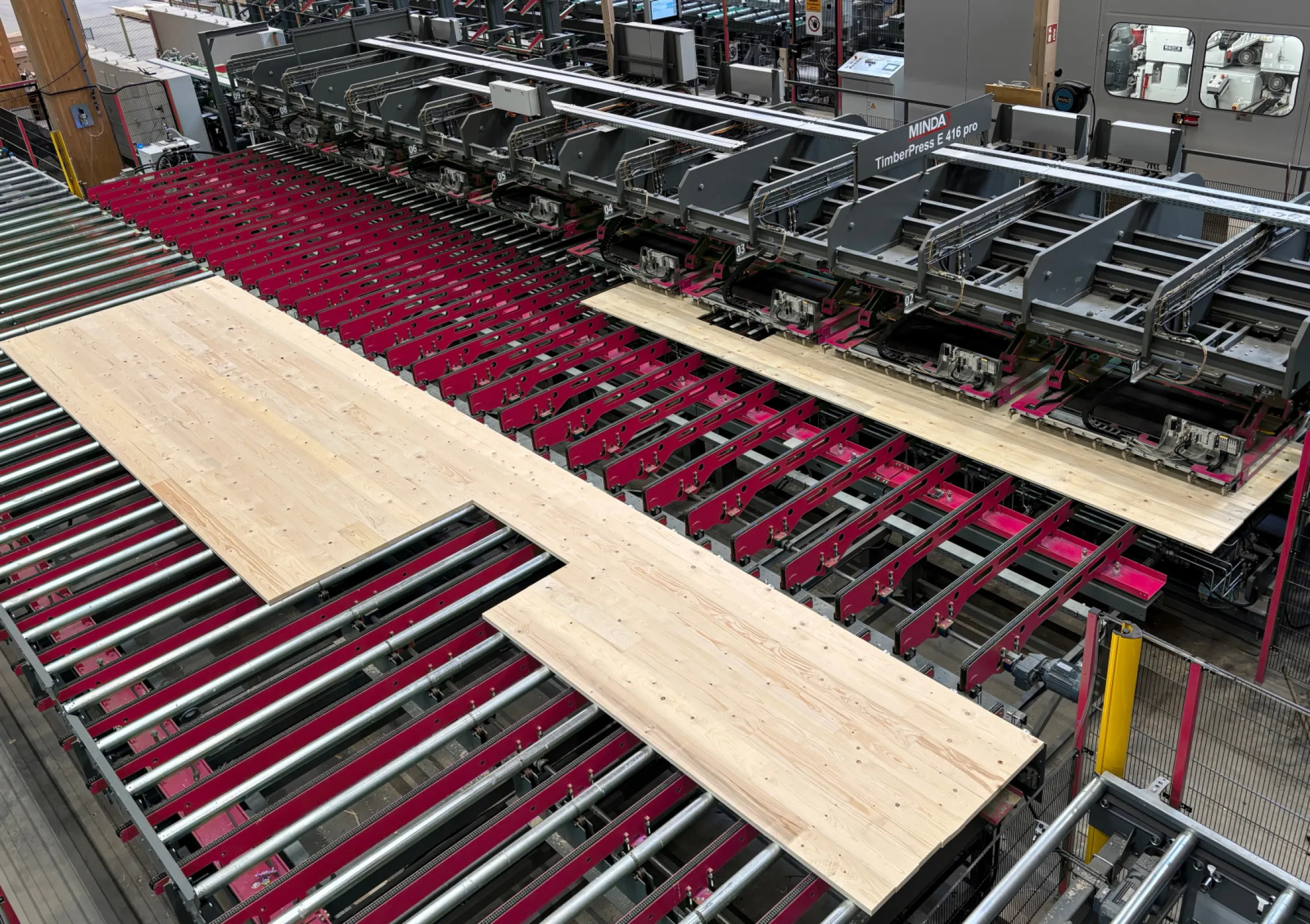 Press for narrow-side gluing TimberPress E 416 pro for the production of length and cross layers with cut-outs