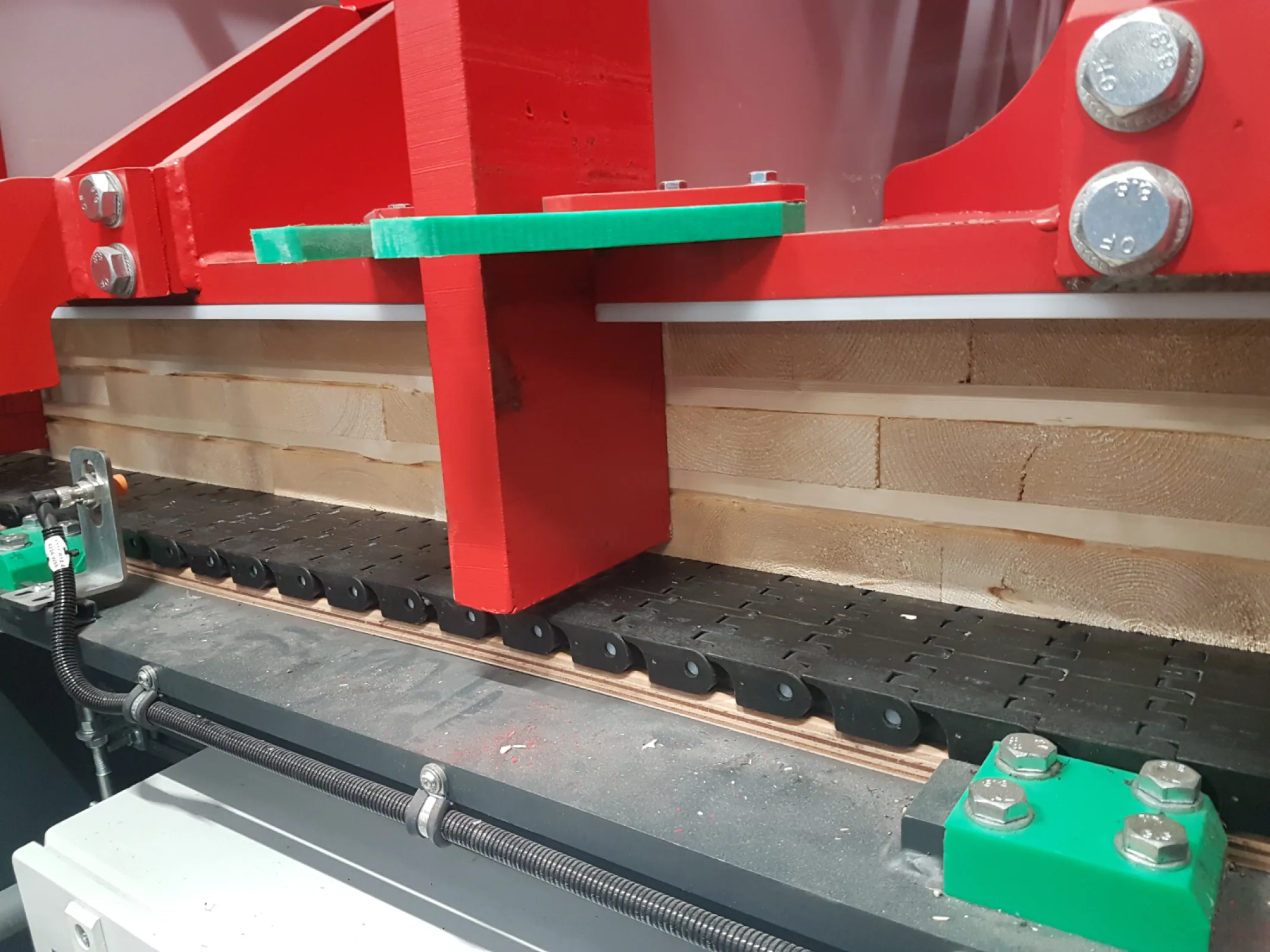 Pressing of a five-layer CLT element