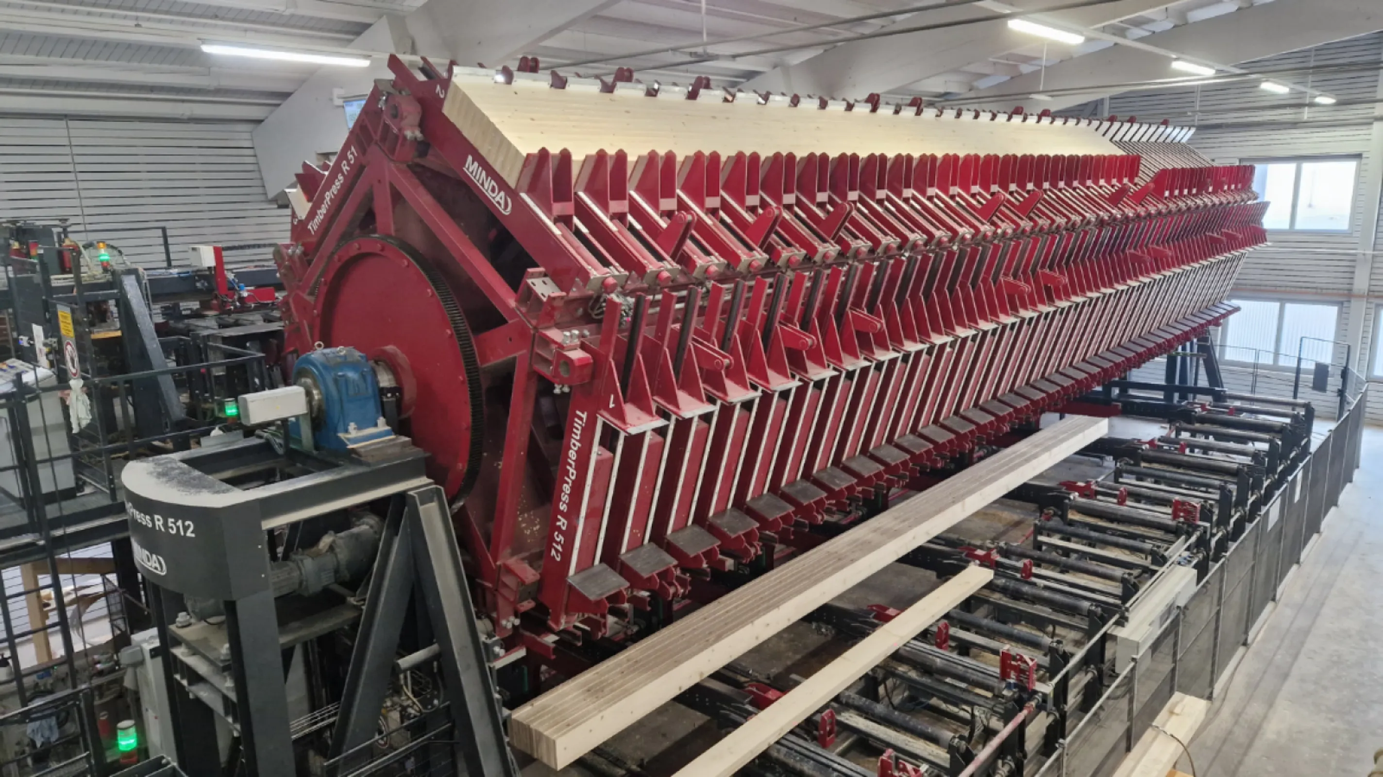 TimberPress R 512: up to 18 m long elements are pressed in five chambers